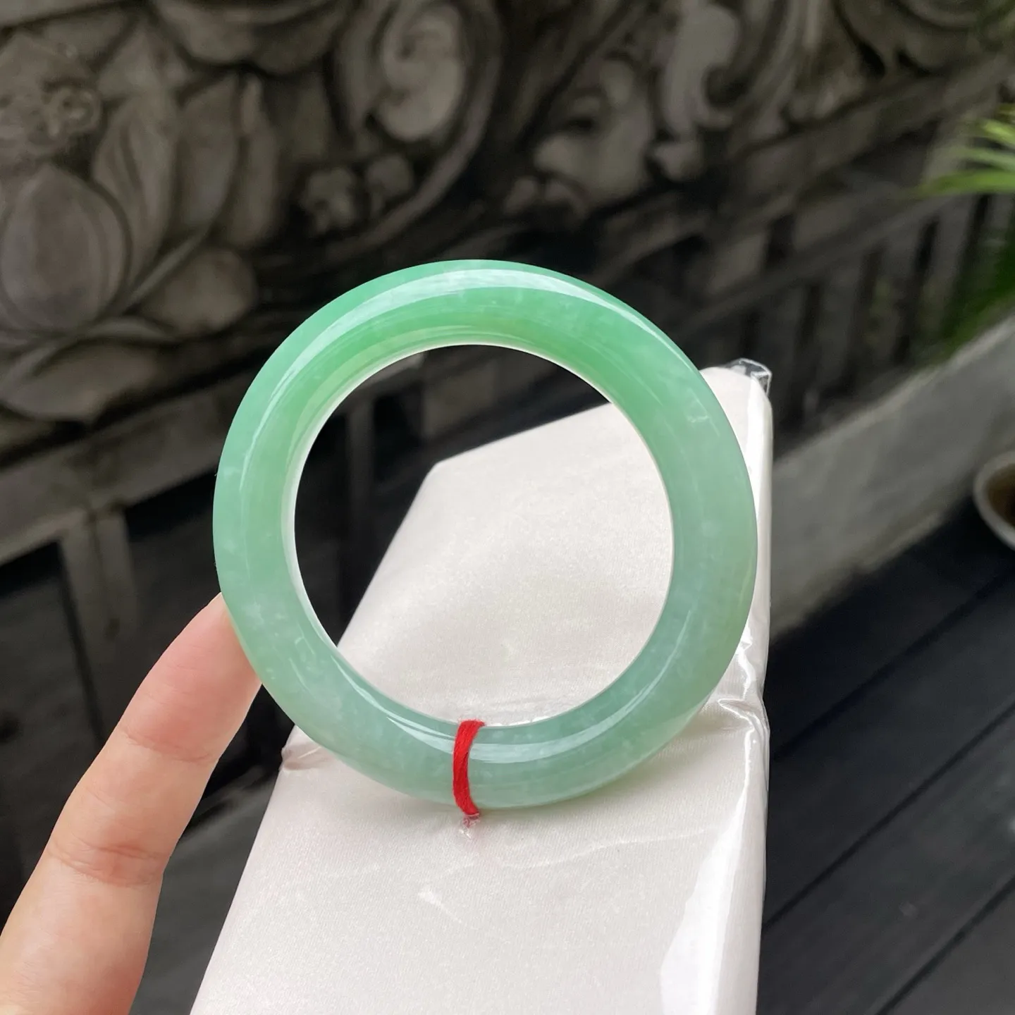 56圆条
带色，撷了满袖的春绿，翠色匀净如凝脂，戴在腕间，便是江南春色的温柔凝萃，