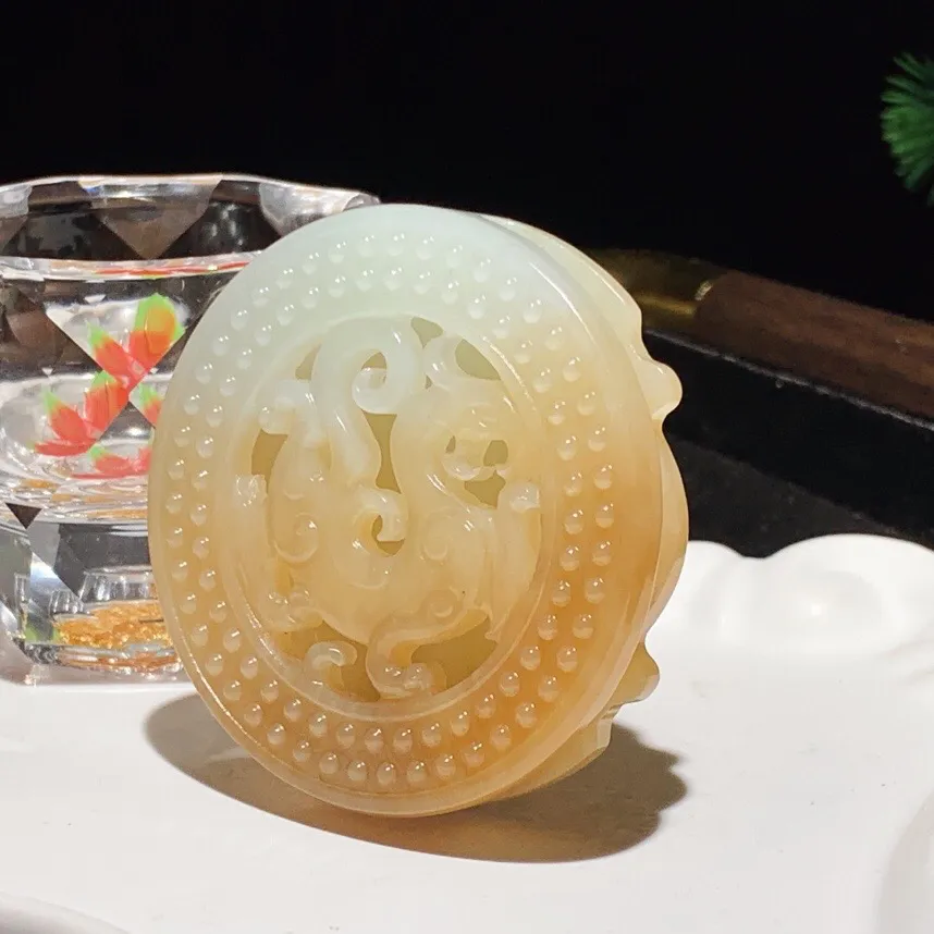 新疆和田玉且末糖仿古龙皮带扣。尺寸58/14重52.8克。玉质细腻油润。手推出油。佩戴高端典雅。lt