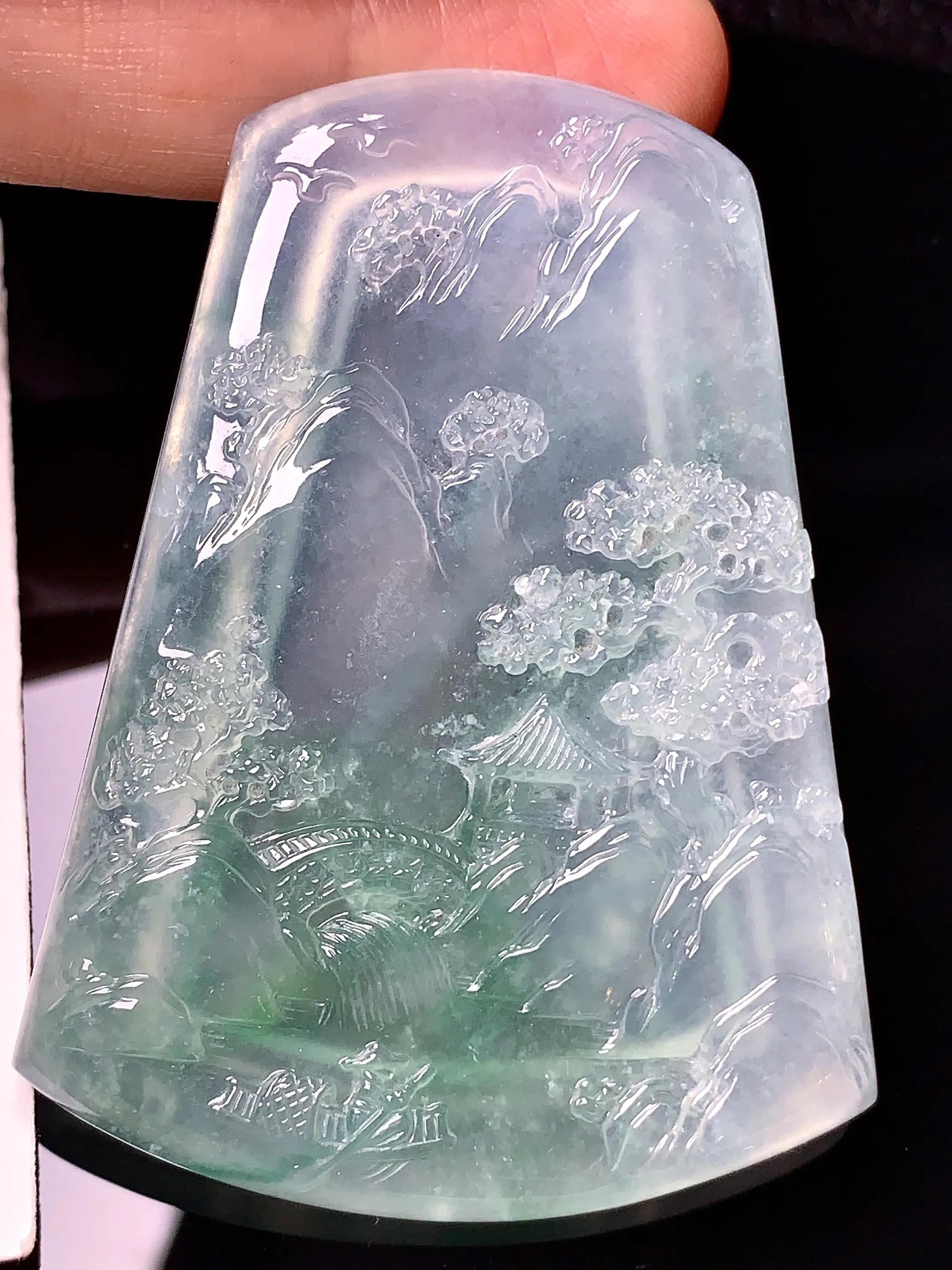 冰种飘绿山水牌子吊坠 玉质细腻 色泽清新艳丽 整体尺寸59.2*44.7*5.2