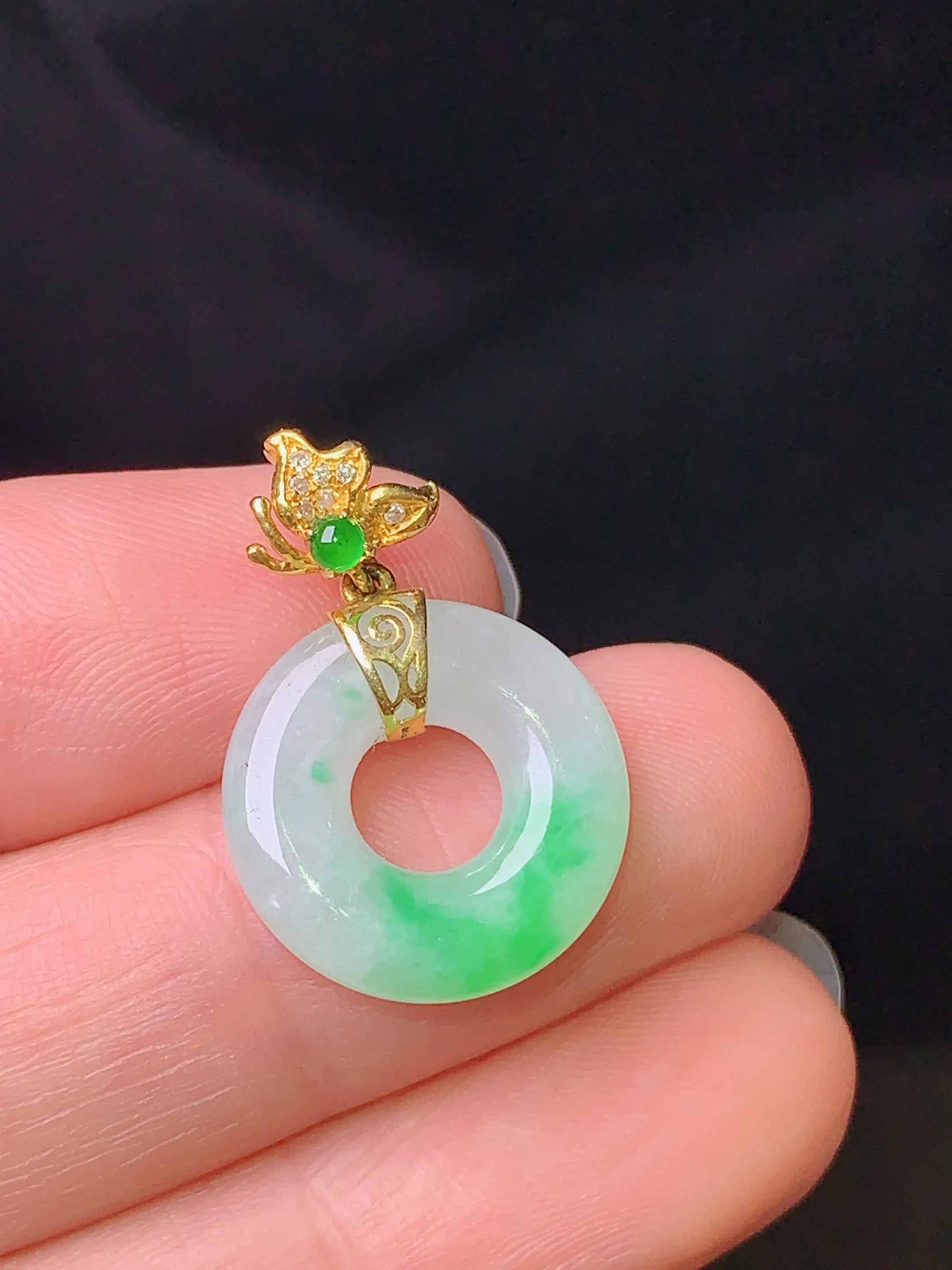 18k金钻镶嵌飘绿平安环吊坠 玉质细腻 色泽清新艳丽 整体尺寸23.2*15.5*3.8