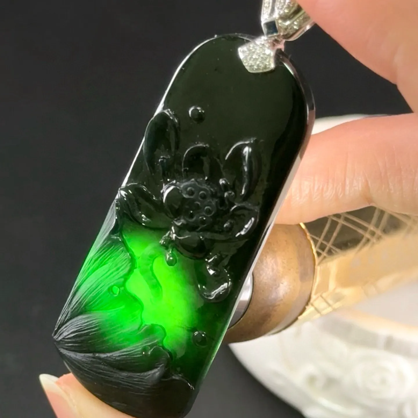 精品18k墨翠荷花牌 种好色正 黑度极好 打灯通透 油性十足  尺寸65.8