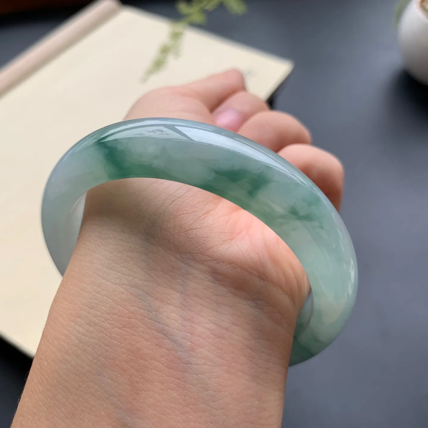 56.6圈口飘花正圈手镯 尺寸：56.6-13-8，无纹裂，水润起胶，优雅迷人