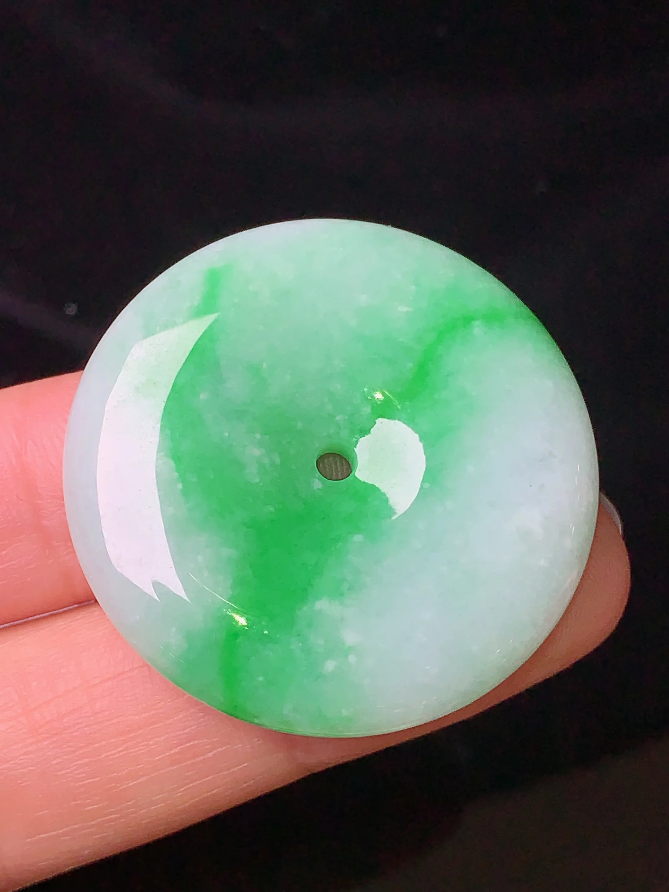 飘绿平安扣吊坠 玉质细腻 色泽清新艳丽 整体尺寸32*6.2