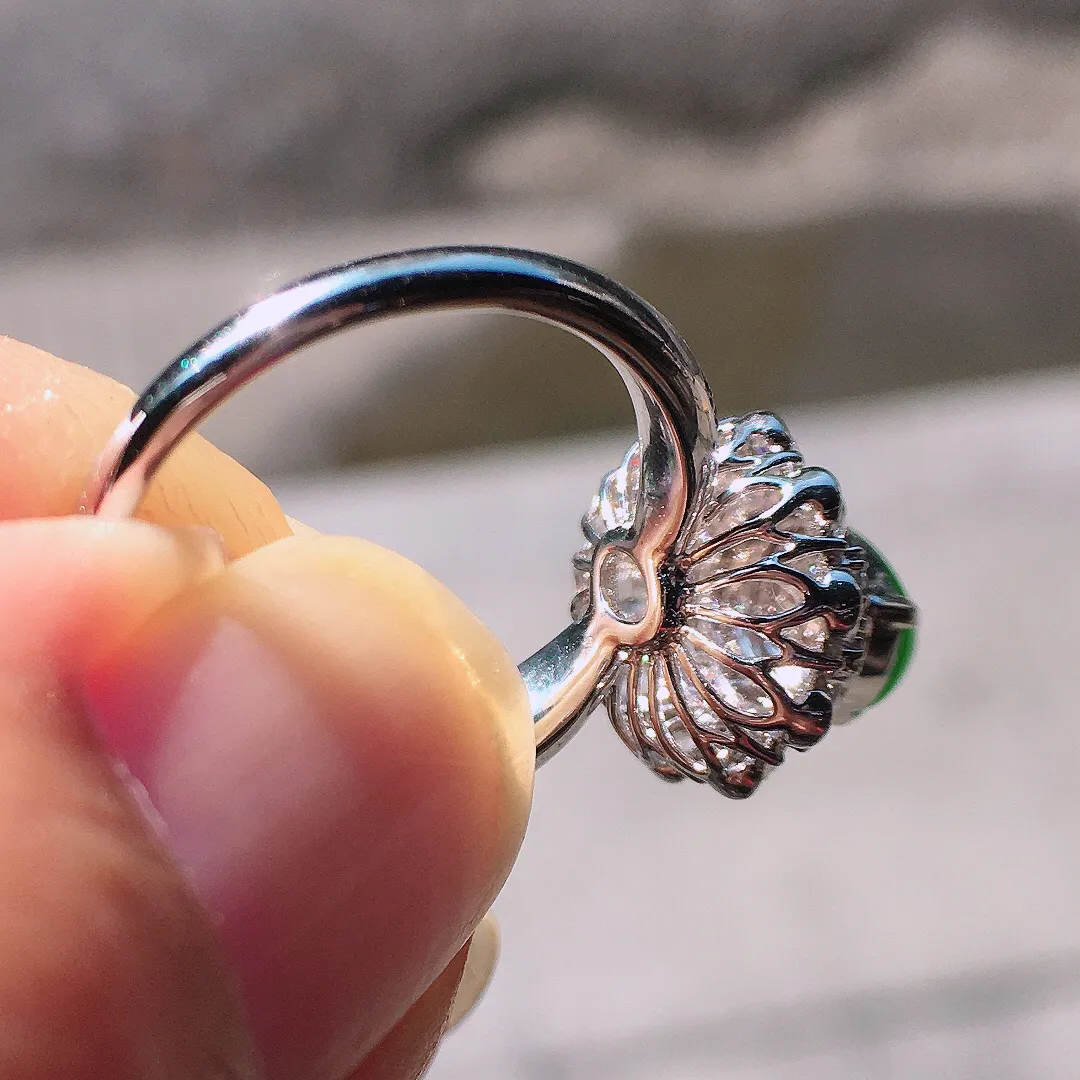 阳绿蛋面戒指，色泽均匀艳丽，玉质细腻，荧光感超
强，饱满圆润，尽显优雅气质，18k
金豪华镶嵌