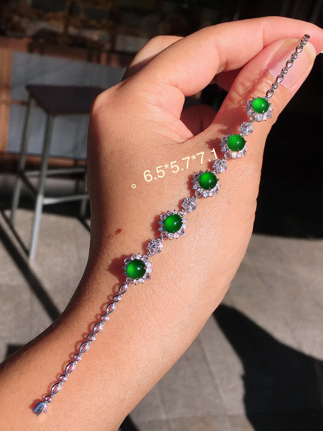 阳绿蛋面手链，色泽均匀艳丽，玉质细腻，荧光感超
强，饱满圆润，尽显优雅气质，18k
金豪华镶嵌