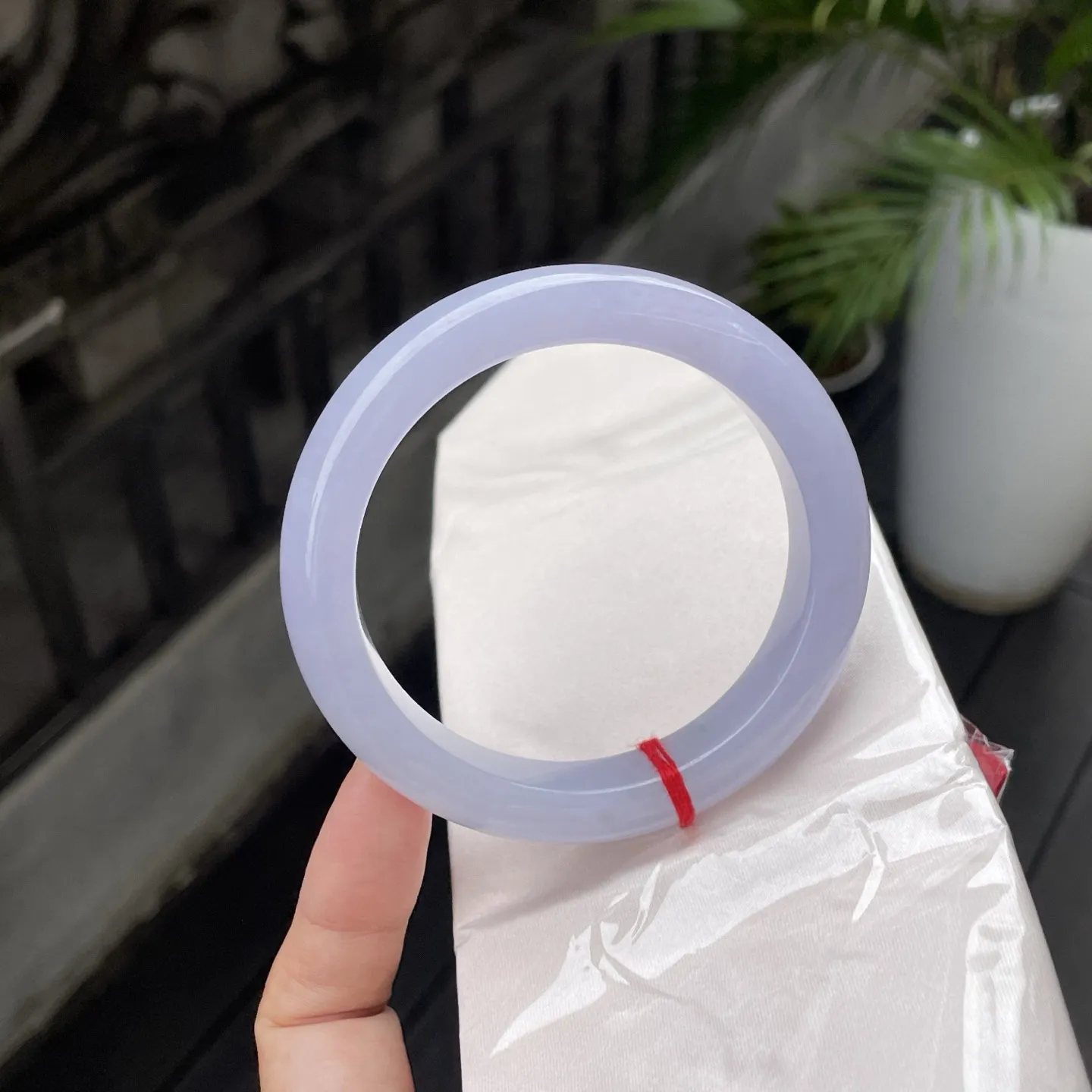 60+圈口
紫底，似将暮色时分天际那抹柔淡的紫，凝萃于玉石之中，莹润剔透