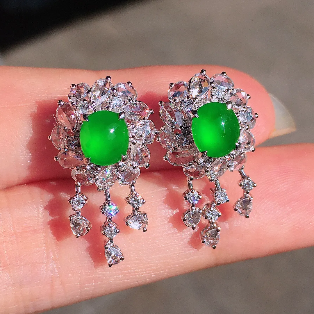 阳绿蛋面耳钉，色泽均匀艳丽，玉质细腻，荧光感超
强，饱满圆润，尽显优雅气质，18k
金豪华镶嵌