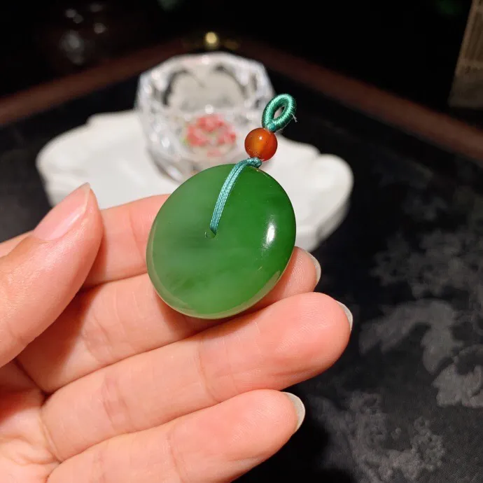 和田玉阳绿俄罗斯碧玉平安扣挂件。尺寸30/9玉质细腻油润。手推出油。佩戴高端典雅。lt251104