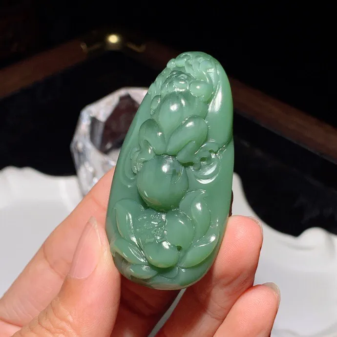 和田玉猫眼鸭蛋青俄罗斯碧玉呱呱来财挂件。尺寸57/33/16重40.6克。玉质细腻油润。手推出油。佩戴高端典雅。lt251104