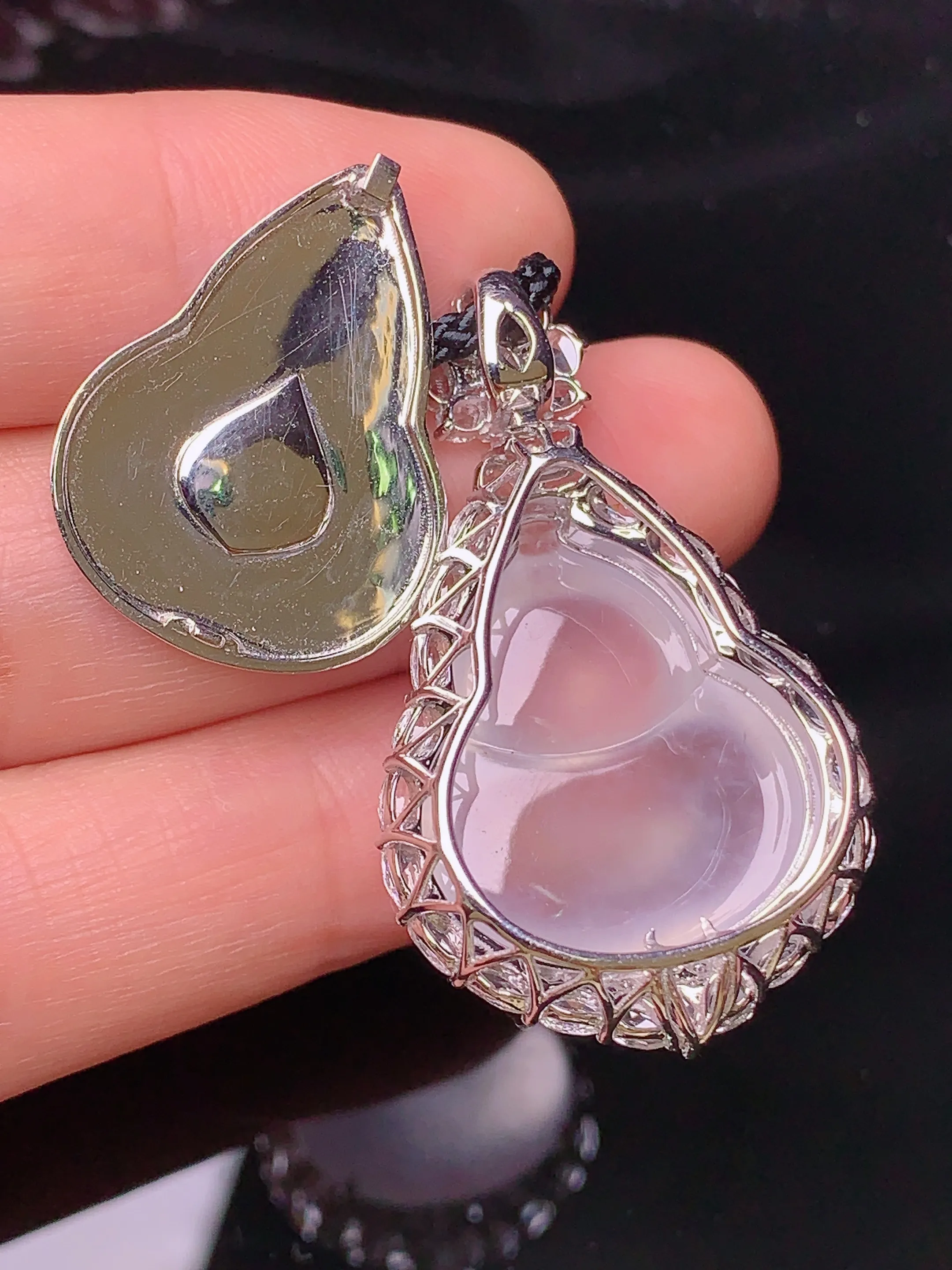 18k金钻镶嵌冰种葫芦吊坠 玉质细腻 色泽清新艳丽 整体尺寸38*22.7*12.8