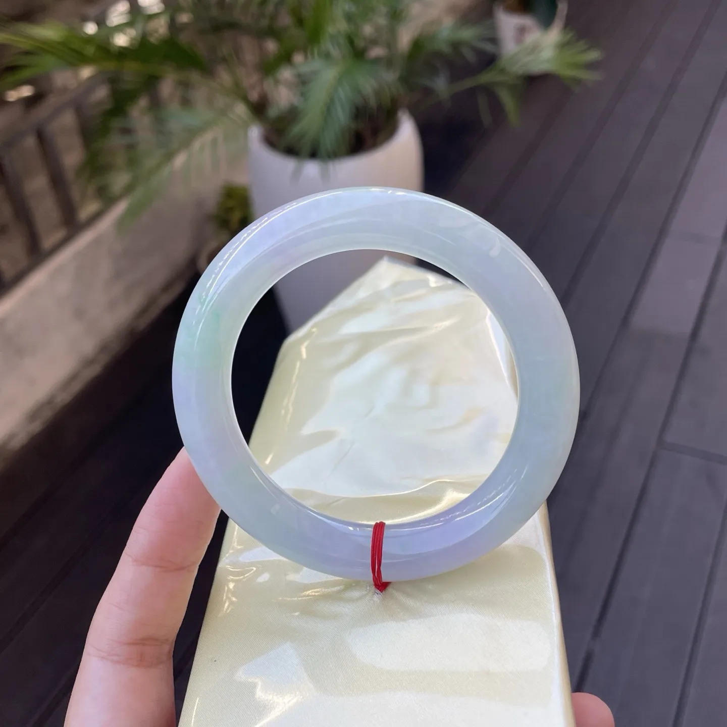 58圆条
春彩，冰透的肌理里晕着淡紫的霞，几点绿韵似春日流萤，仿若从时光深处走来的雅致信物