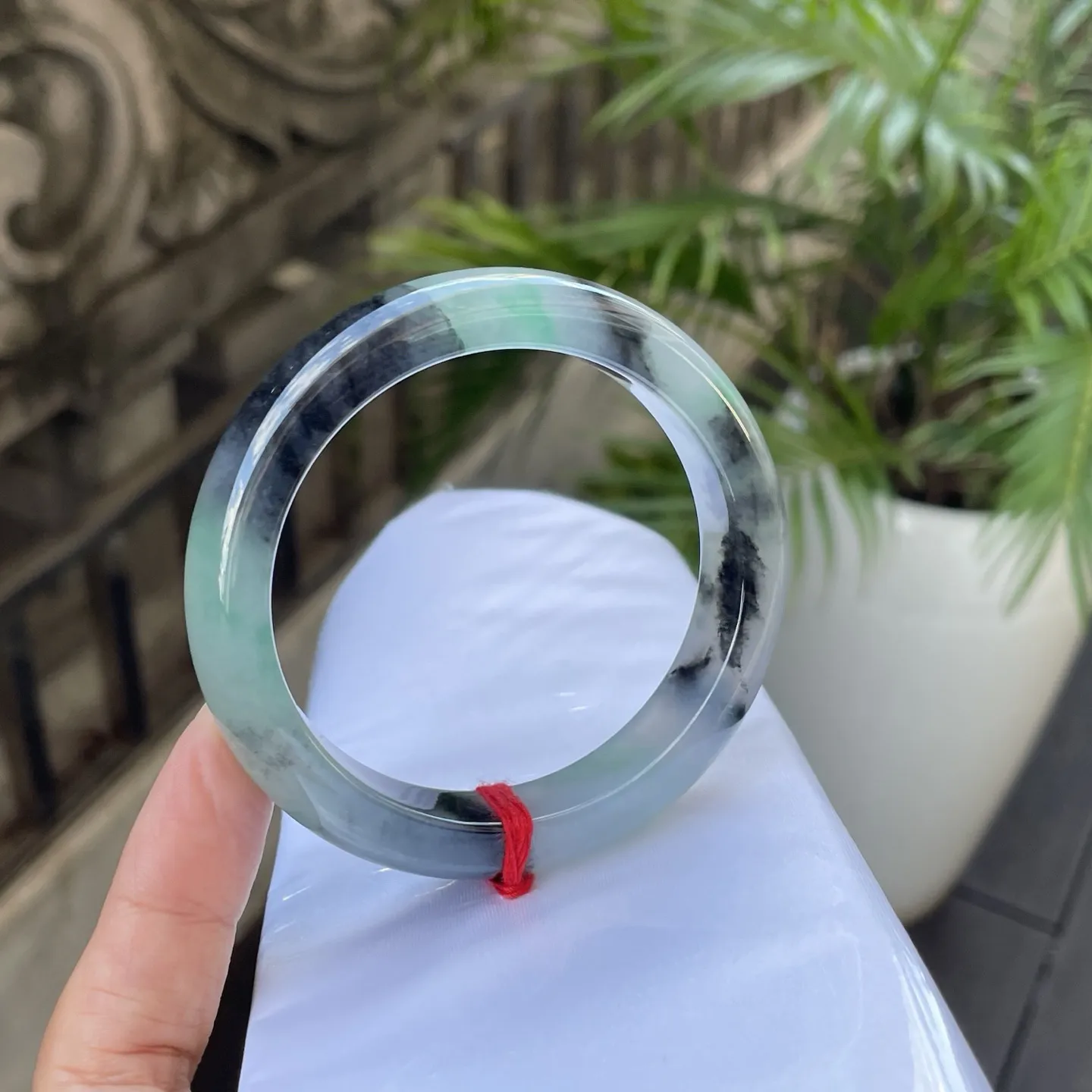 57+圈口🪁
飘花，一汪凝住的春水，墨色的纹理如远山淡影，几点翠色又像春草初萌，在光下漾着清透的韵致