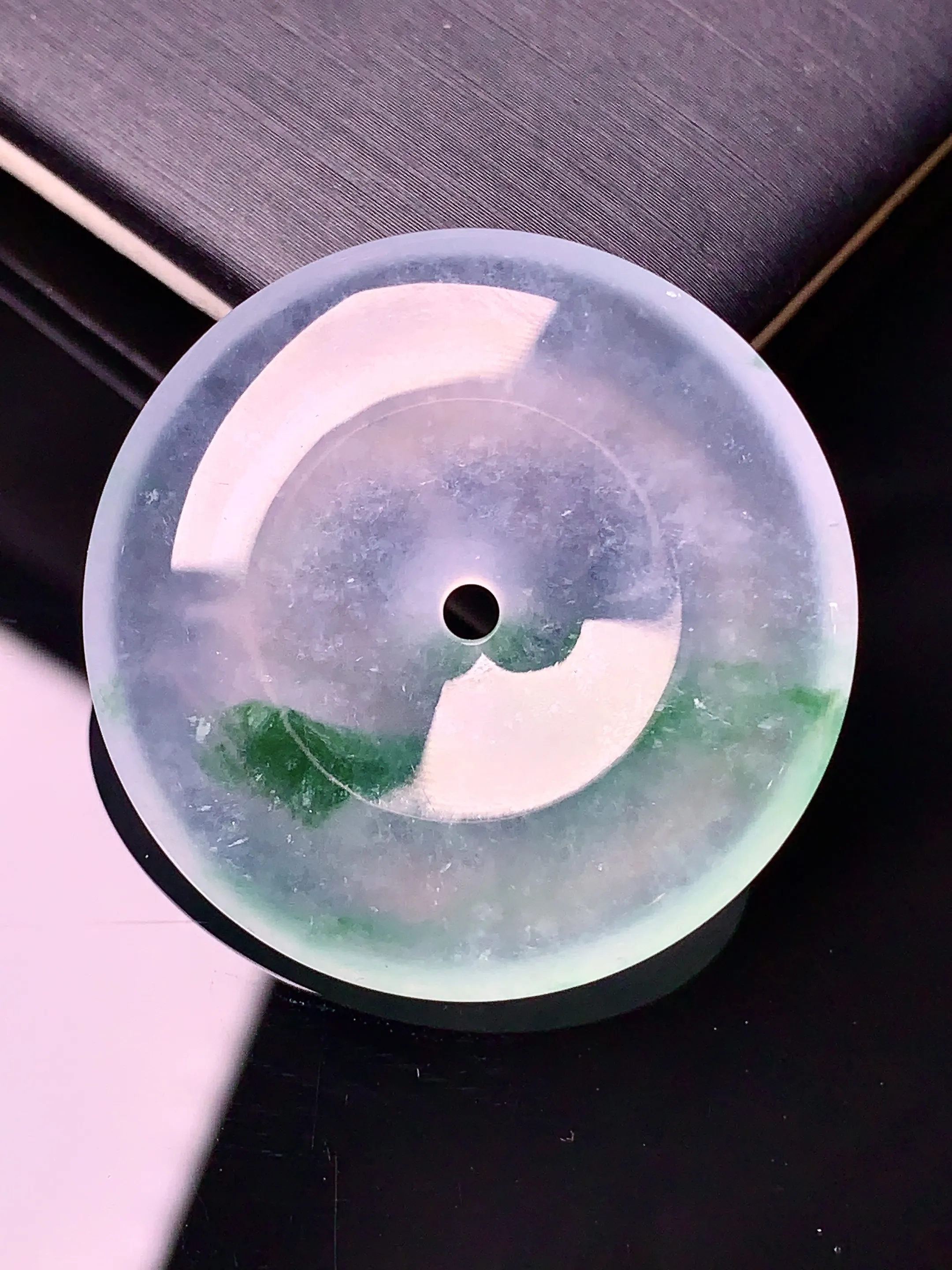 玻璃种飘绿平安扣吊坠 玉质细腻 色泽清新艳丽 整体尺寸31.8*5.7