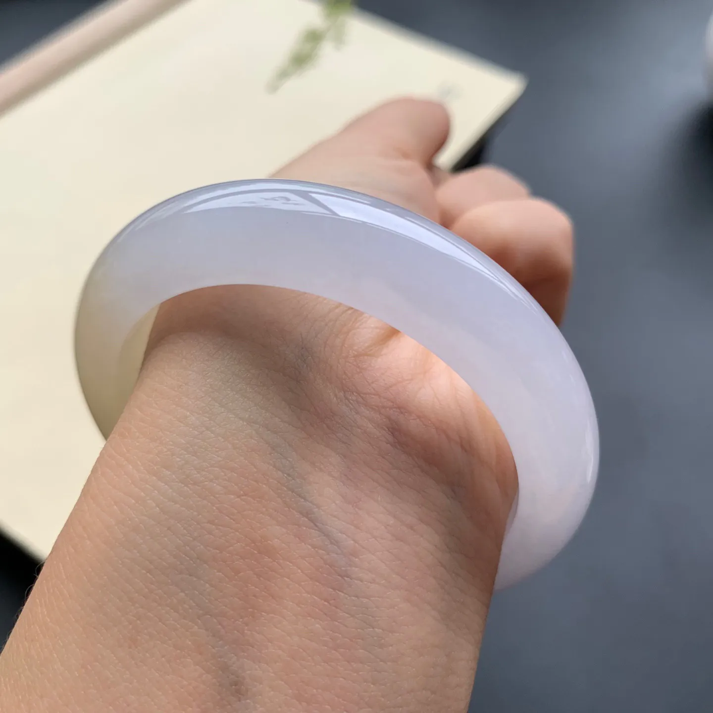 52.6圈口冰种飘黄翡正圈手镯 尺寸：52.6-12.6-8.5，无纹裂，水润起胶，优雅迷人