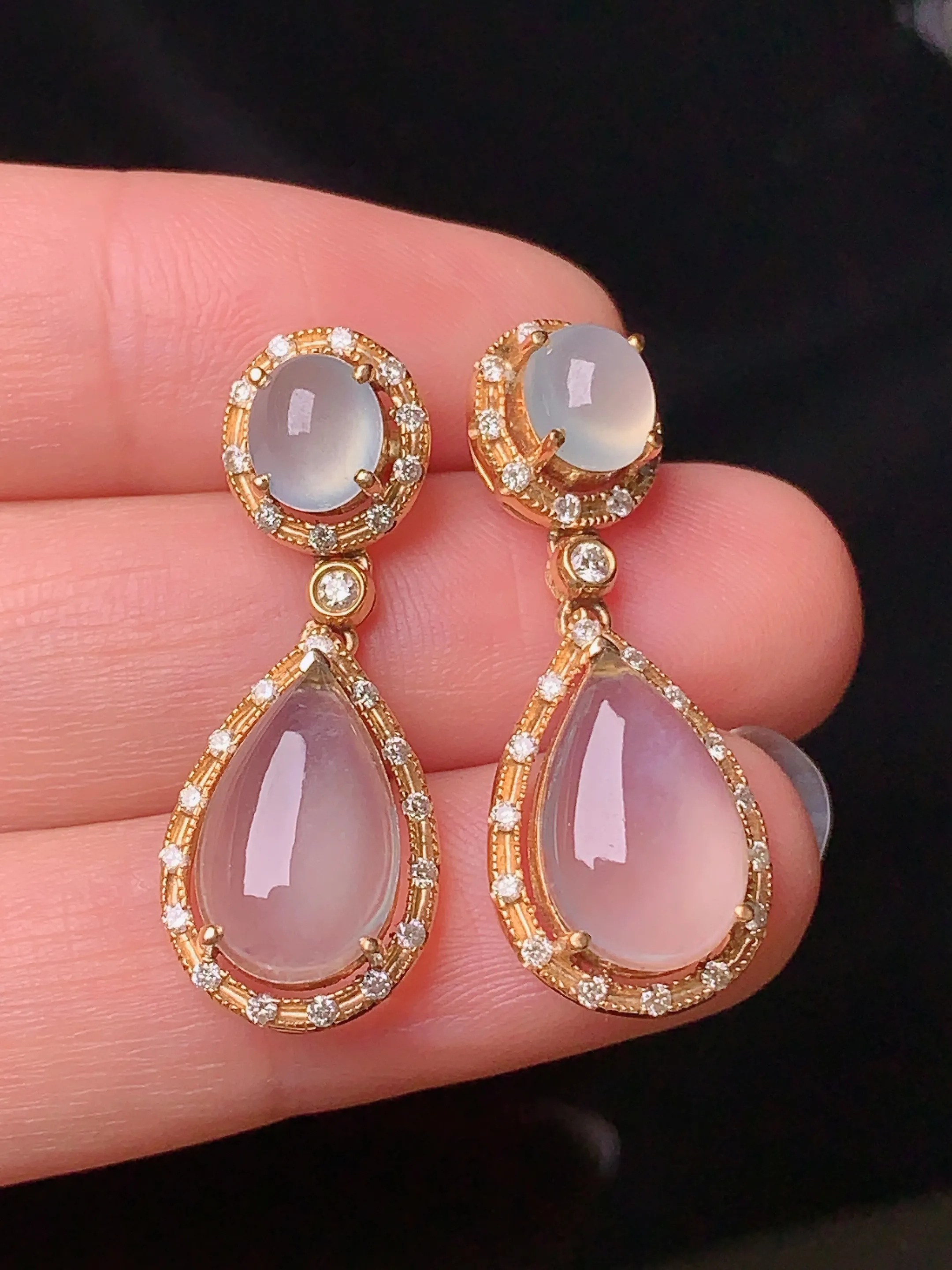 18k金钻镶嵌冰种蛋面耳坠 玉质细腻 色泽清新艳丽 整体尺寸29.3*11.6*6.6