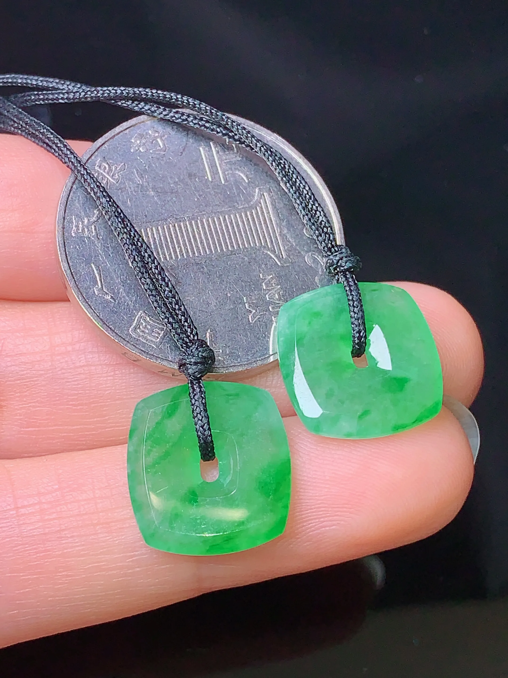 镶嵌款 翠绿平安扣吊坠 玉质细腻 色泽清新艳丽 整体尺寸13.8*13*2.5