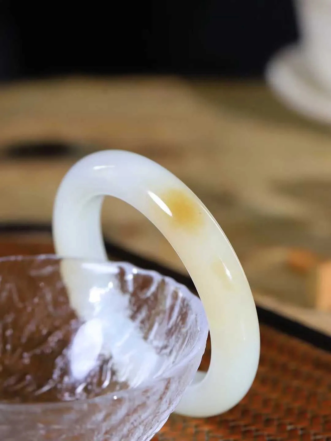 [温润如玉.手镯]

精品和田玉糖白玉手镯。玉质温润细腻 油性十足 手感舒适，高华雅逸，线条流畅，简约大气，美自天成，素雅高贵。佩戴于腕间，婉约之美，举手投足间透出那份低调奢华。重61.5克 内径53.5mm尺寸12.7-10mm FDA-12110400