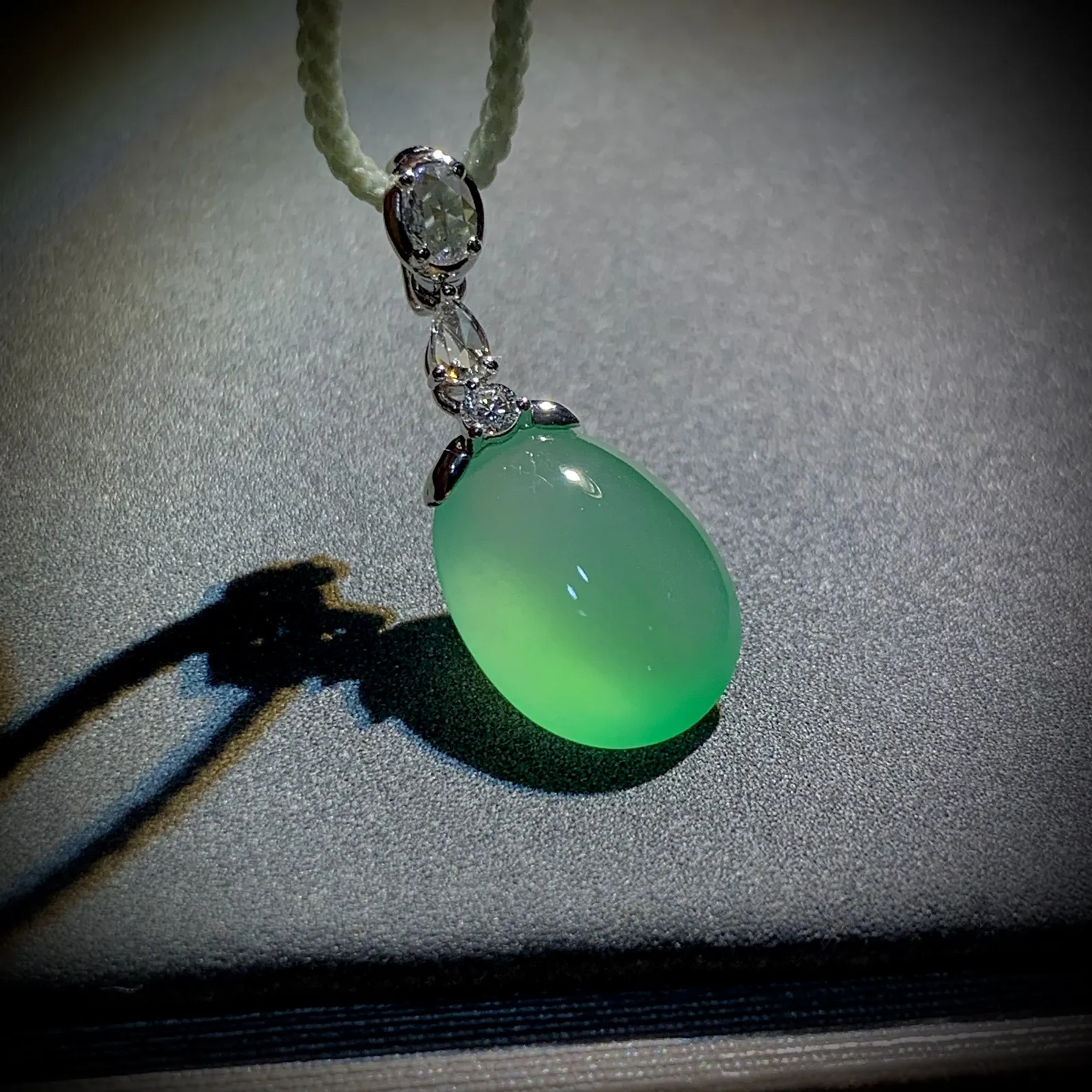 精致小福瓜，裸石约13-10-5mm，
18K金，南非钻，