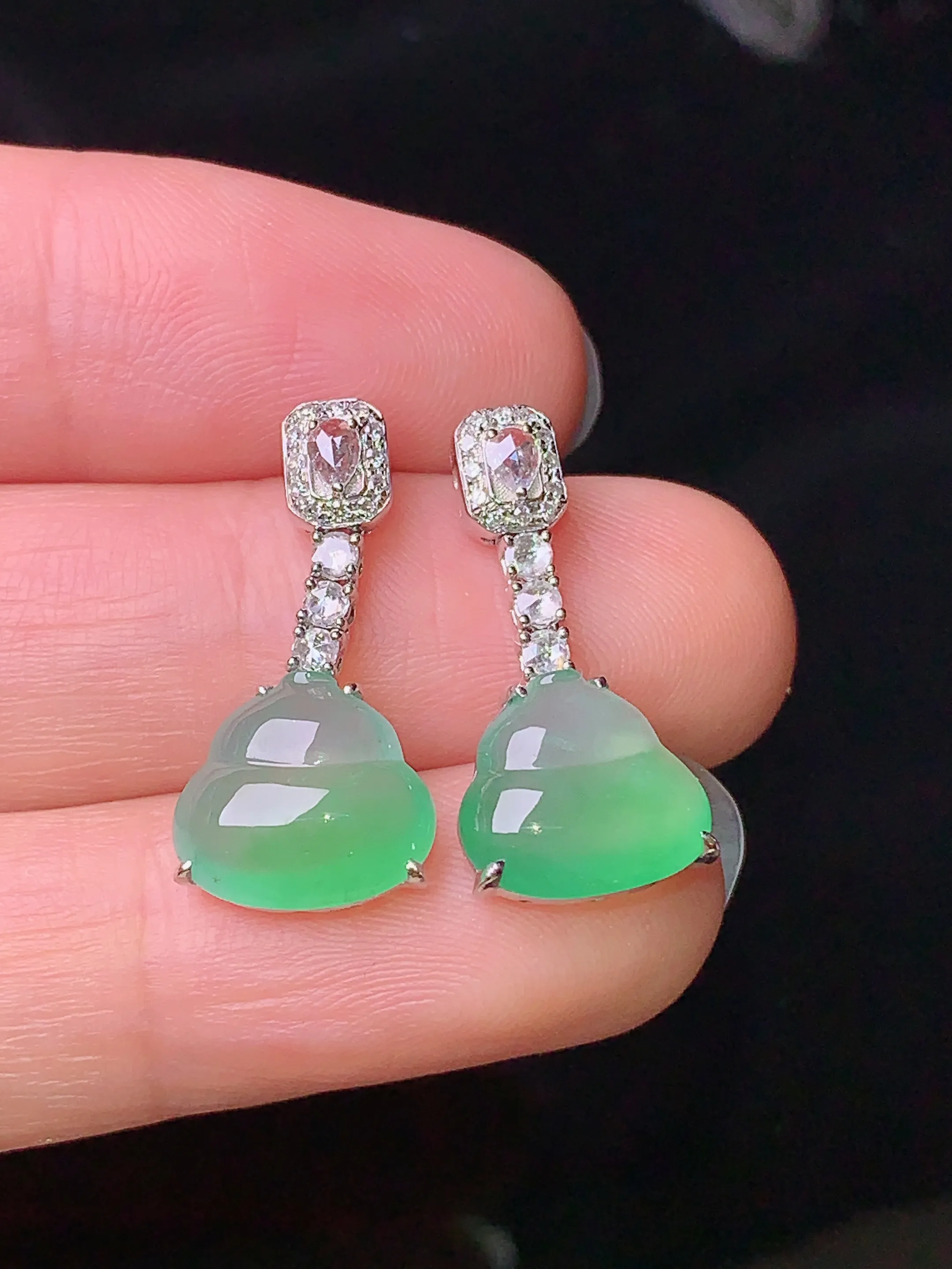 18k金钻镶嵌冰种翠绿葫芦耳坠吊坠 玉质细腻 色泽清新艳丽 整体尺寸21.5*10.5*4.5