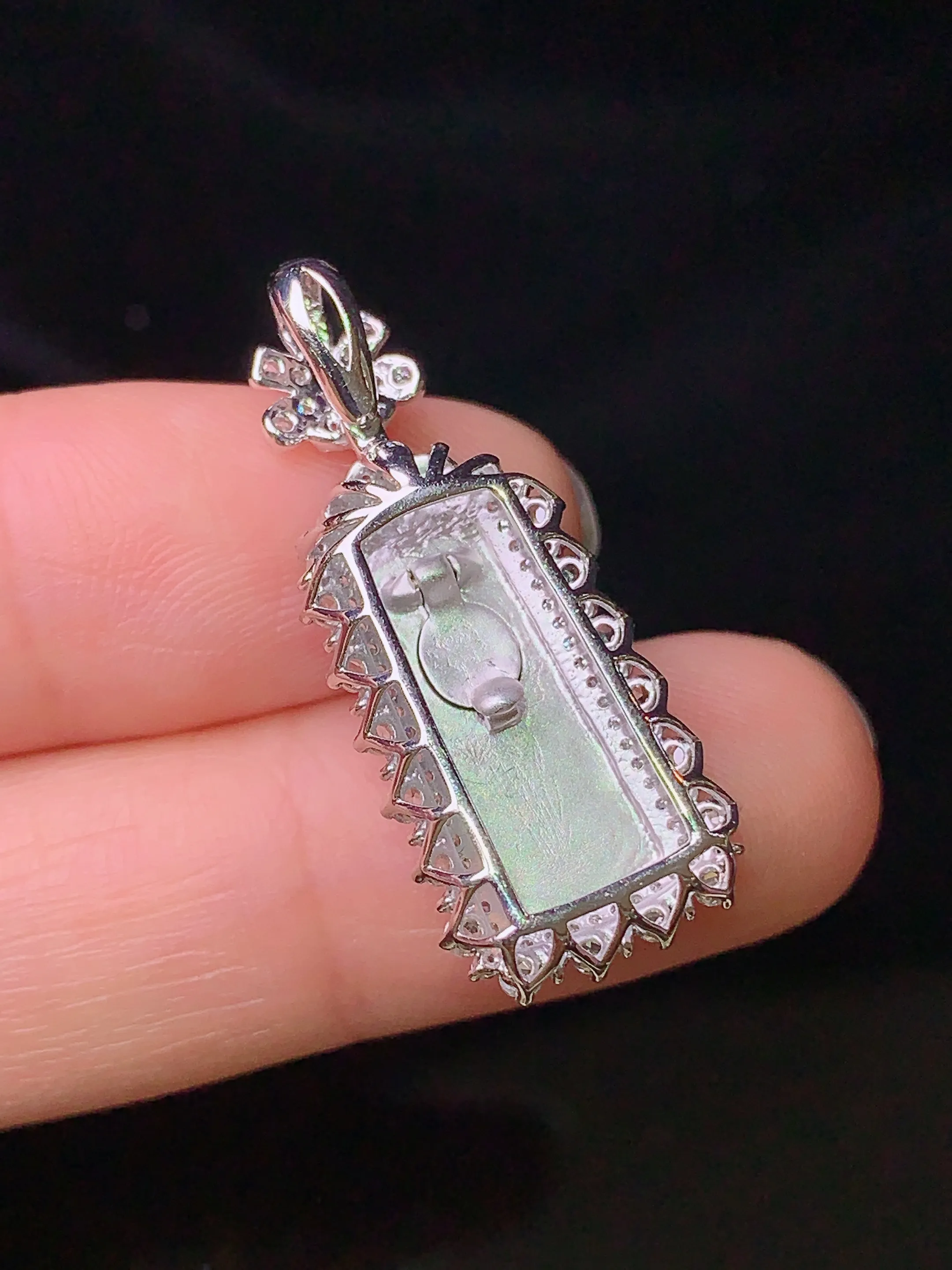 18k金钻镶嵌翠绿无事牌吊坠 玉质细腻 色泽清新艳丽 整体尺寸30.6*12.8*7.5