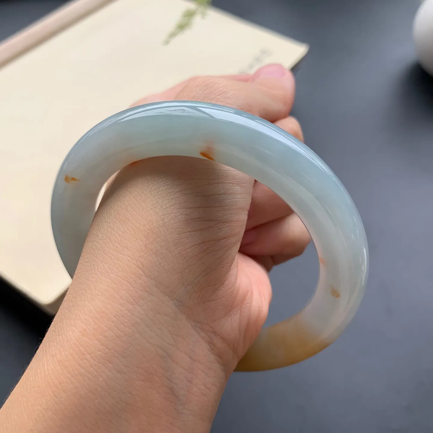 61.5圈口黄翡圆条手镯 尺寸：61.5-12.6-11.5，无纹裂，细腻光滑，色泽亮丽