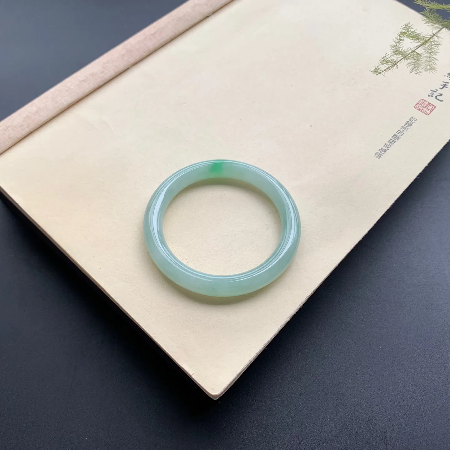 53圈口飘绿圆条手镯 尺寸：53-8.5，无纹裂，细腻光滑，色泽靓丽