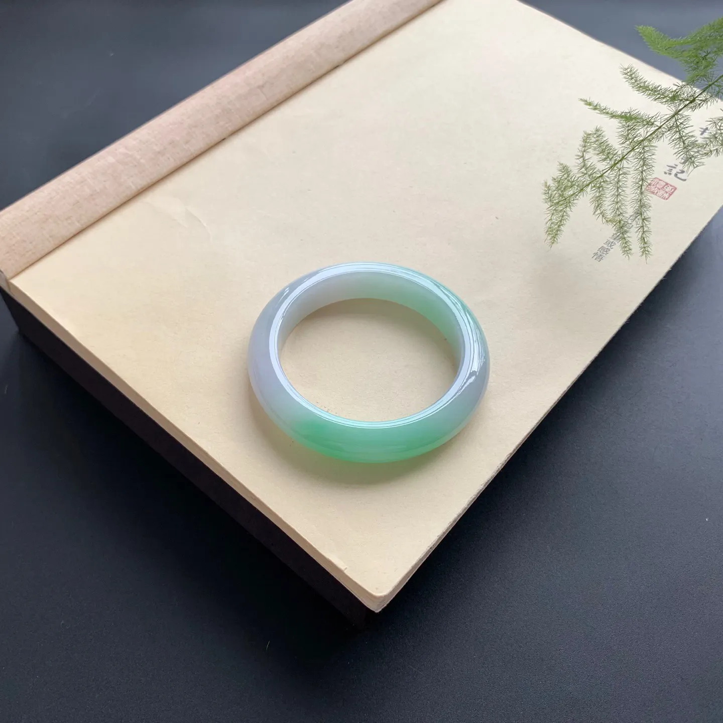 53.8圈口飘绿正圈手镯 尺寸：53.8-12-9.5，无纹裂，色泽靓丽，优美迷人