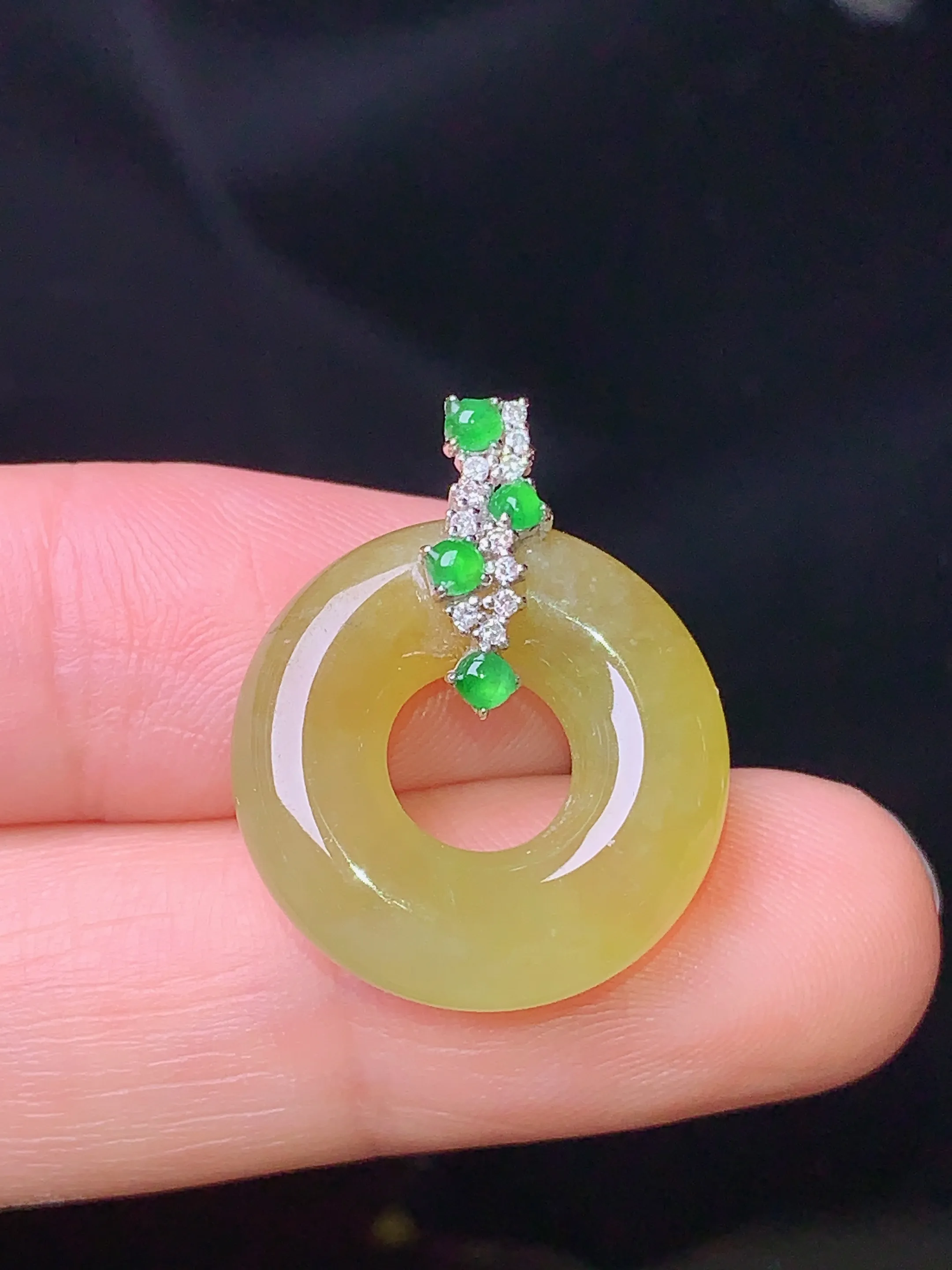 18k金钻镶嵌黄翡平安环吊坠 玉质细腻 色泽清新艳丽 整体尺寸23.3*19*6