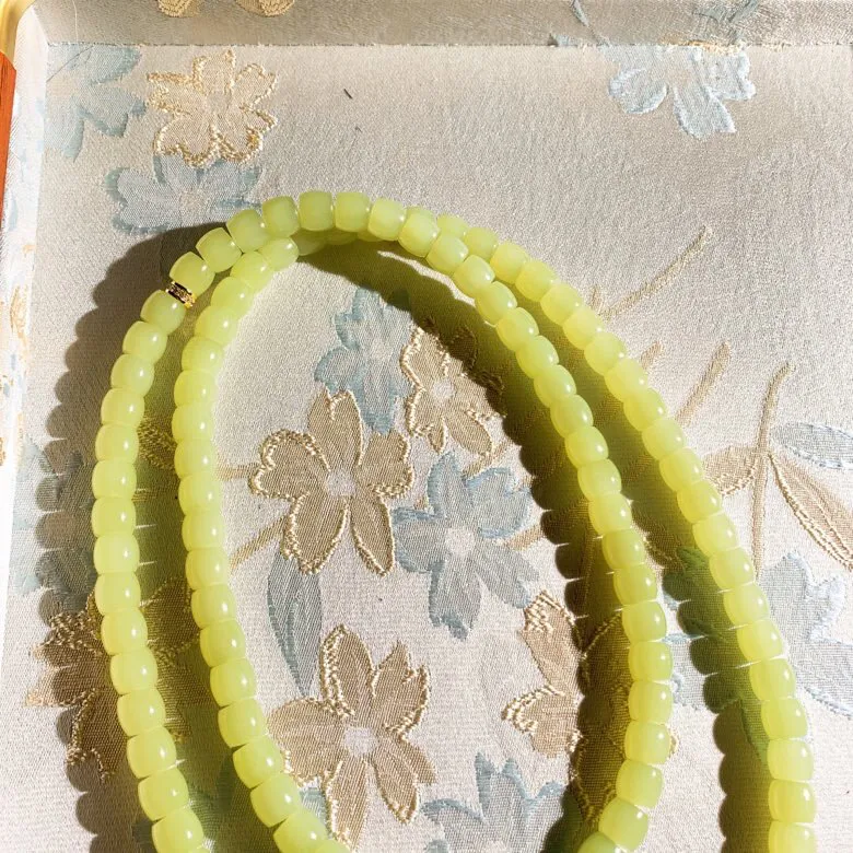 新疆和田玉若羌黄口料直切老型珠项链。单颗尺寸7/8玉质细腻油润。手推出油。佩戴高端典雅。lt251104