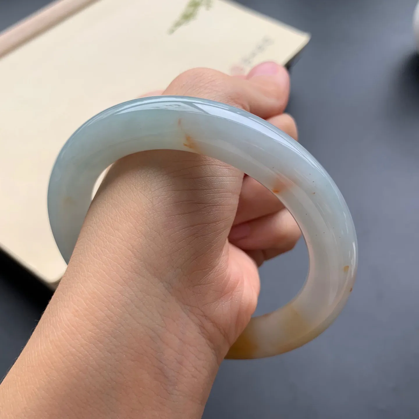 61.5圈口黄翡圆条手镯 尺寸：61.5-12.6-11.5，无纹裂，细腻光滑，色泽亮丽