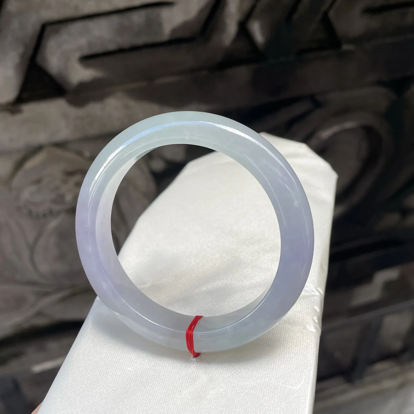 55圈口
春彩，似揉碎了晨曦的淡紫与云雾的浅白，在光下漾着朦胧又雅致的光晕气质