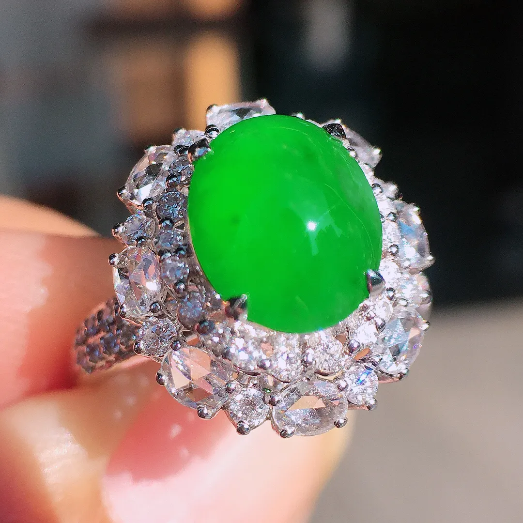 阳绿蛋面戒指，色泽均匀艳丽，玉质细腻，荧光感超
强，饱满圆润，尽显优雅气质，18k
金豪华镶嵌