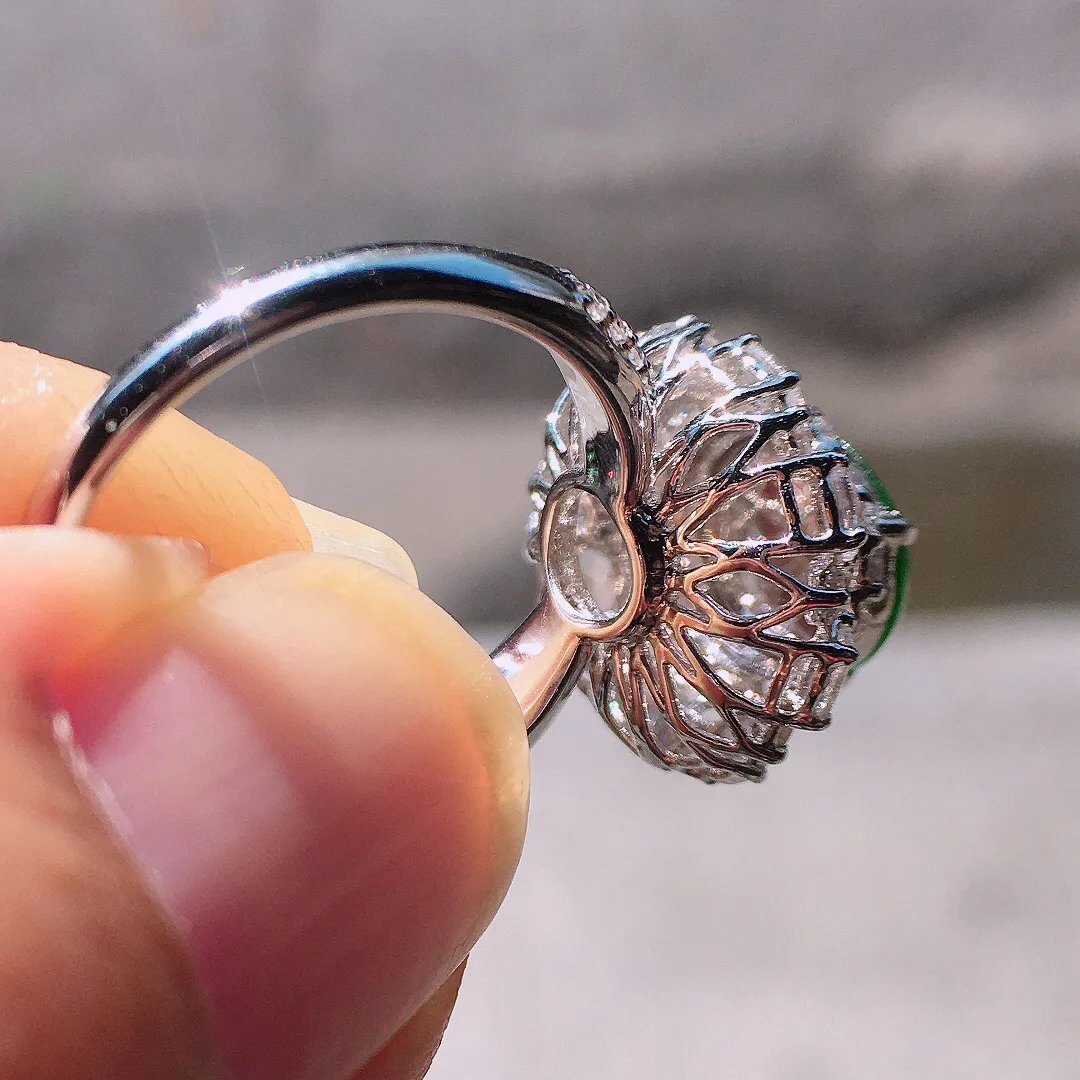 阳绿蛋面戒指，色泽均匀艳丽，玉质细腻，荧光感超
强，饱满圆润，尽显优雅气质，18k
金豪华镶嵌