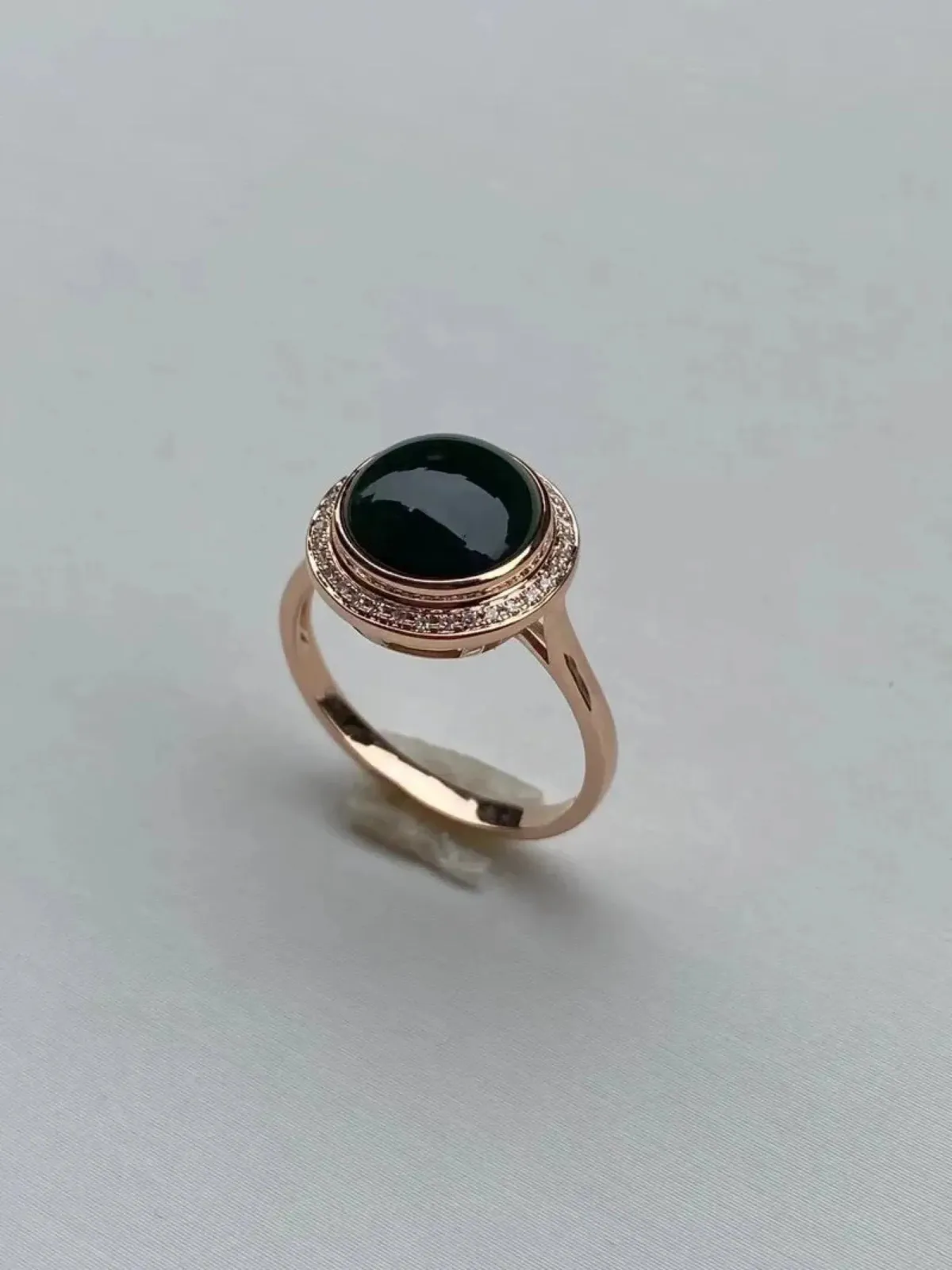 墨翠：【蛋面戒指】18K金+南非钻镶嵌，细腻干净，黑度极黑，性价比高·做工精致，打灯透绿 裸石尺寸：10.2*10.0*6.9‘