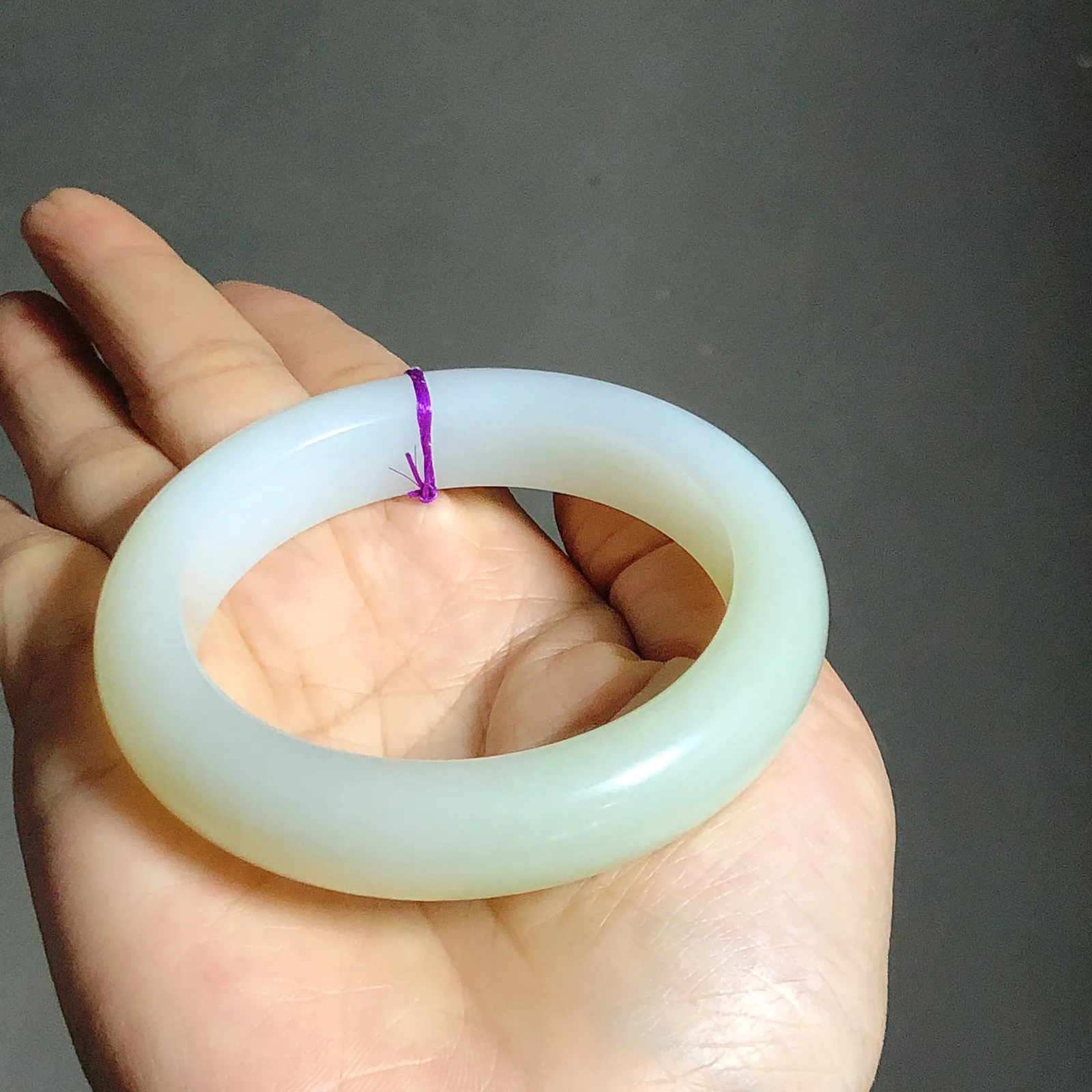 和田玉老坑翠青57手镯57圈口宽14.3重75.1克 半山半水手镯 白度一级无裂无杂 脂脂粉好玉质细腻油润 底色纯净 佩戴美丽动人