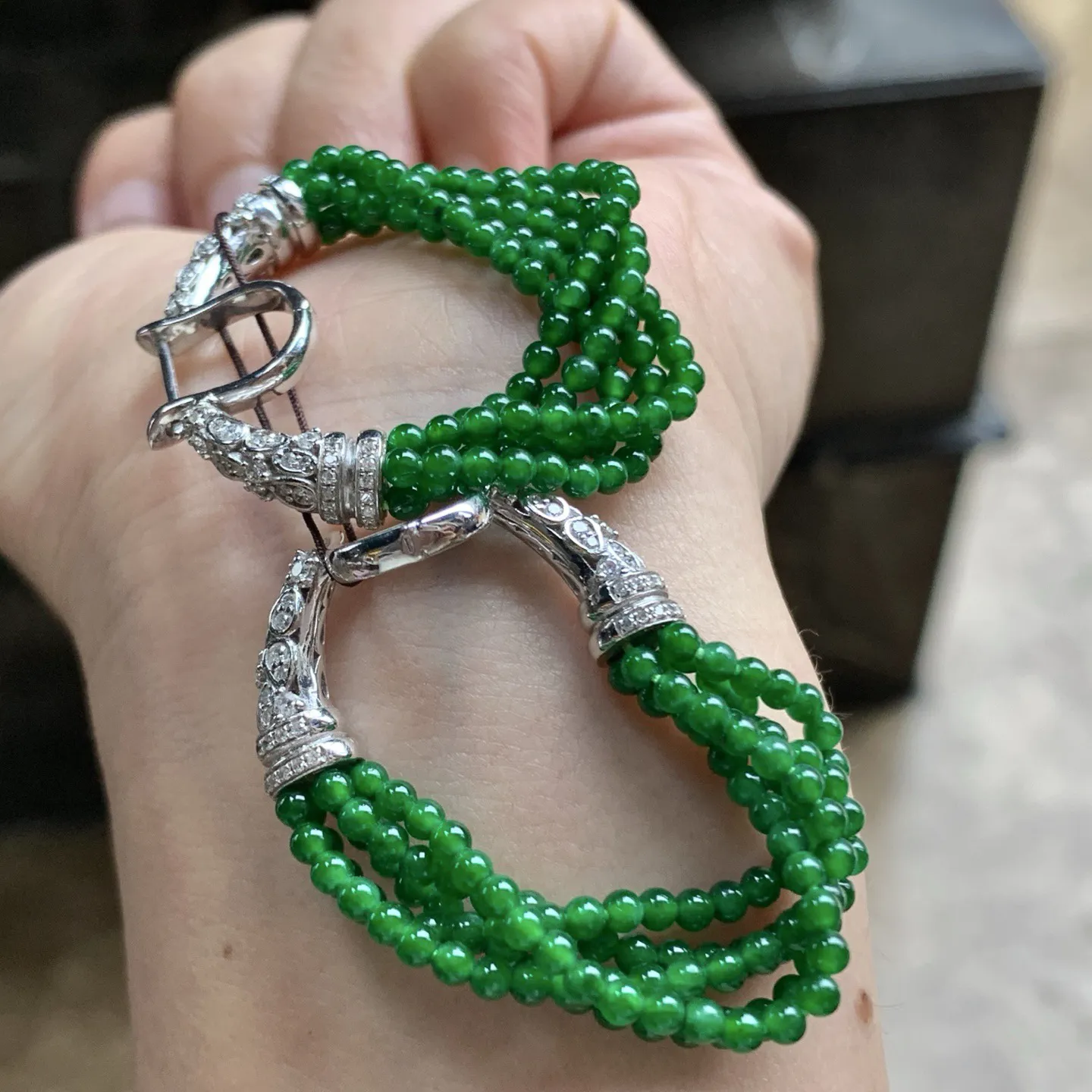 金钻镶嵌辣绿色珠珠耳坠^_^颜色浓郁 鲜艳