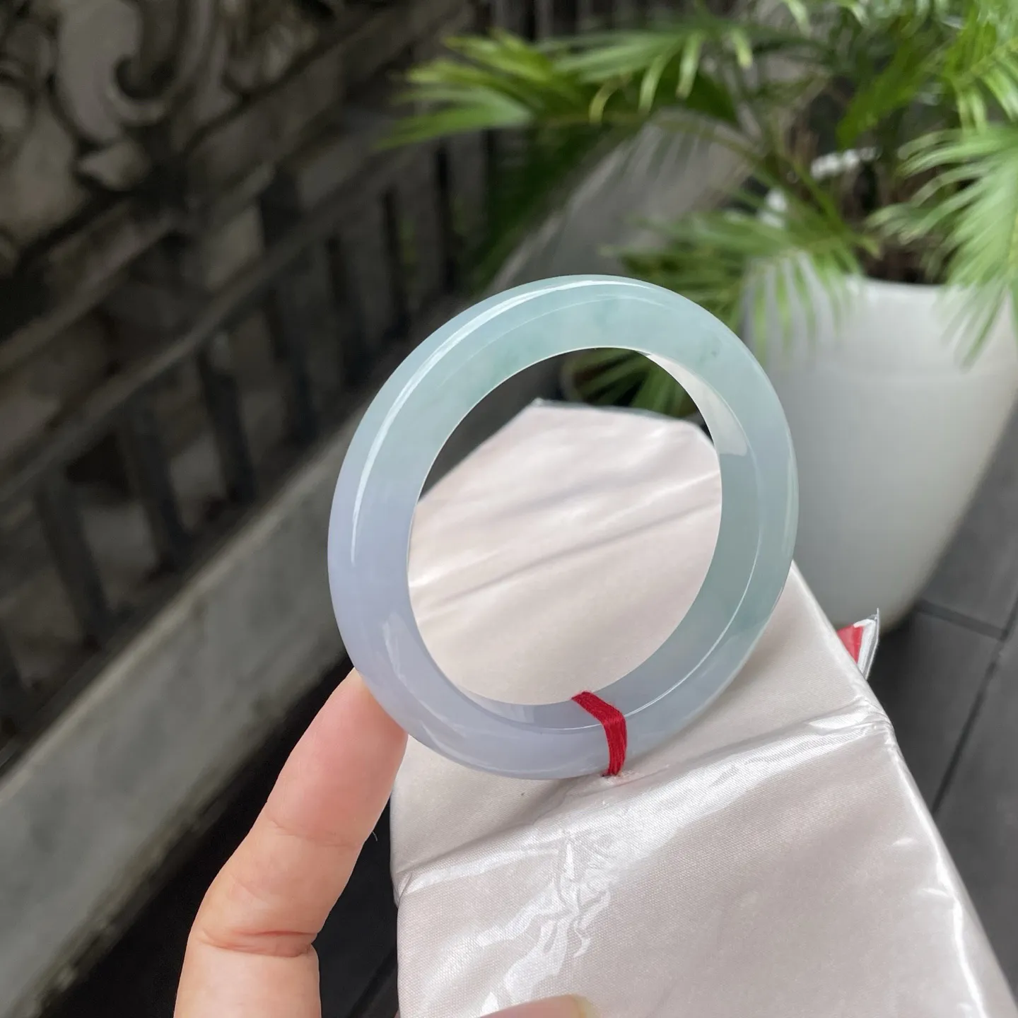 56+圈口
半山半水，飘花，那清浅的色泽在玉环间交融，紫与翠的晕染如天然的工笔