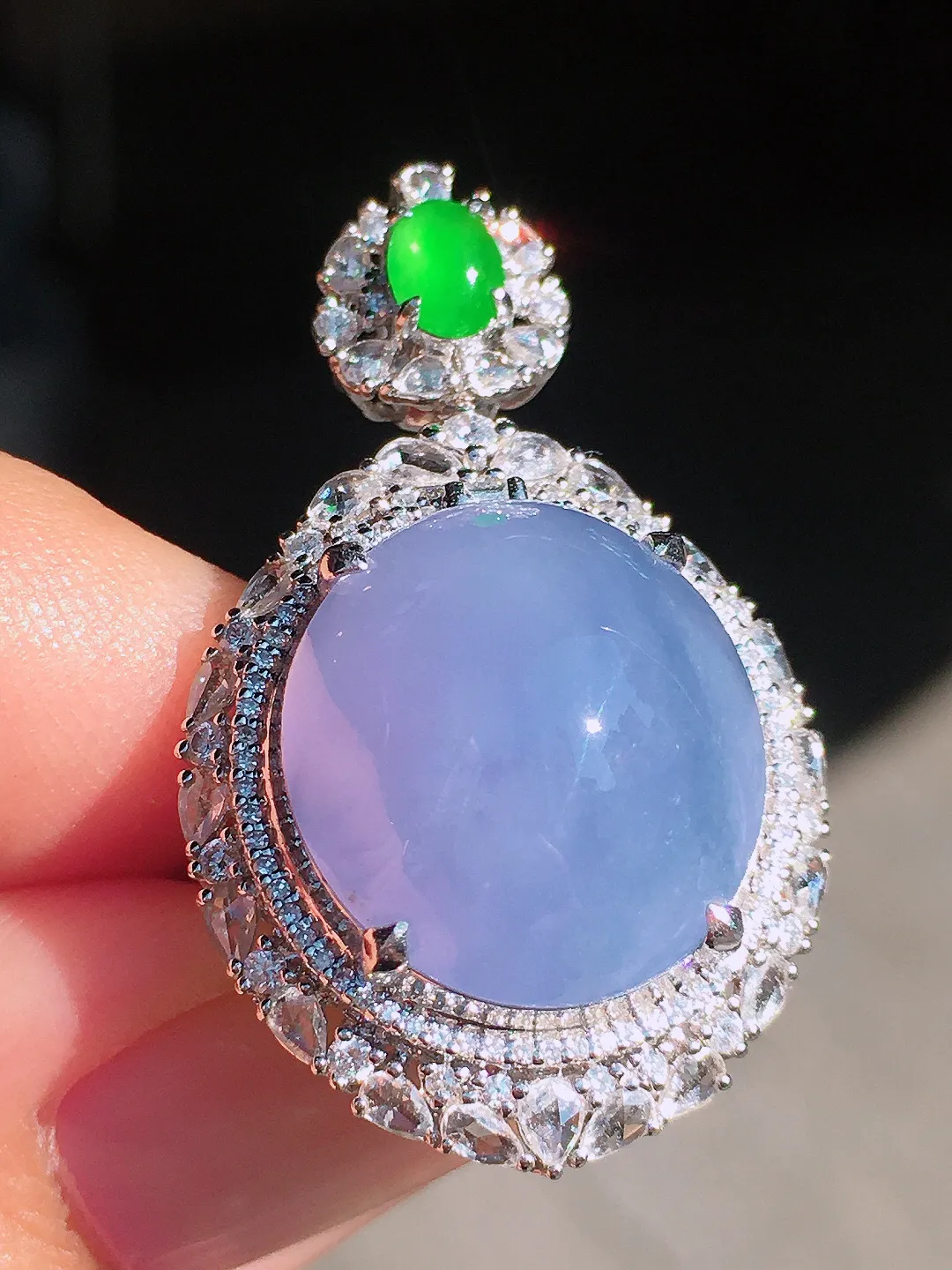 紫罗兰蛋面戒指/吊坠两用款，色泽均匀艳丽，玉质细腻，荧光感超
强，饱满圆润，尽显优雅气质，18k
金豪华镶嵌