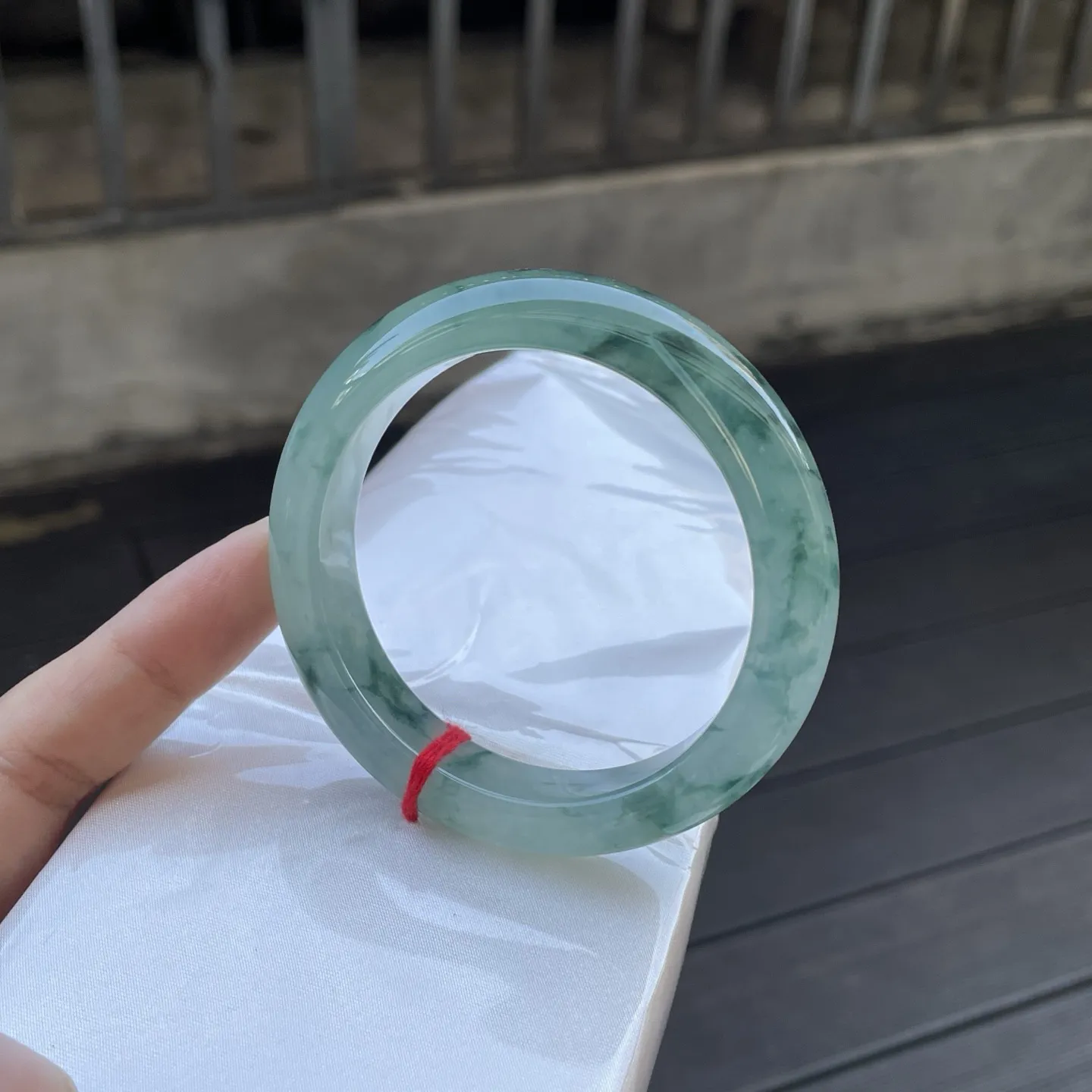 56+圈口
飘花，深浅交织的绿，如泼墨山水般晕染开来，带着自然的写意与雅致