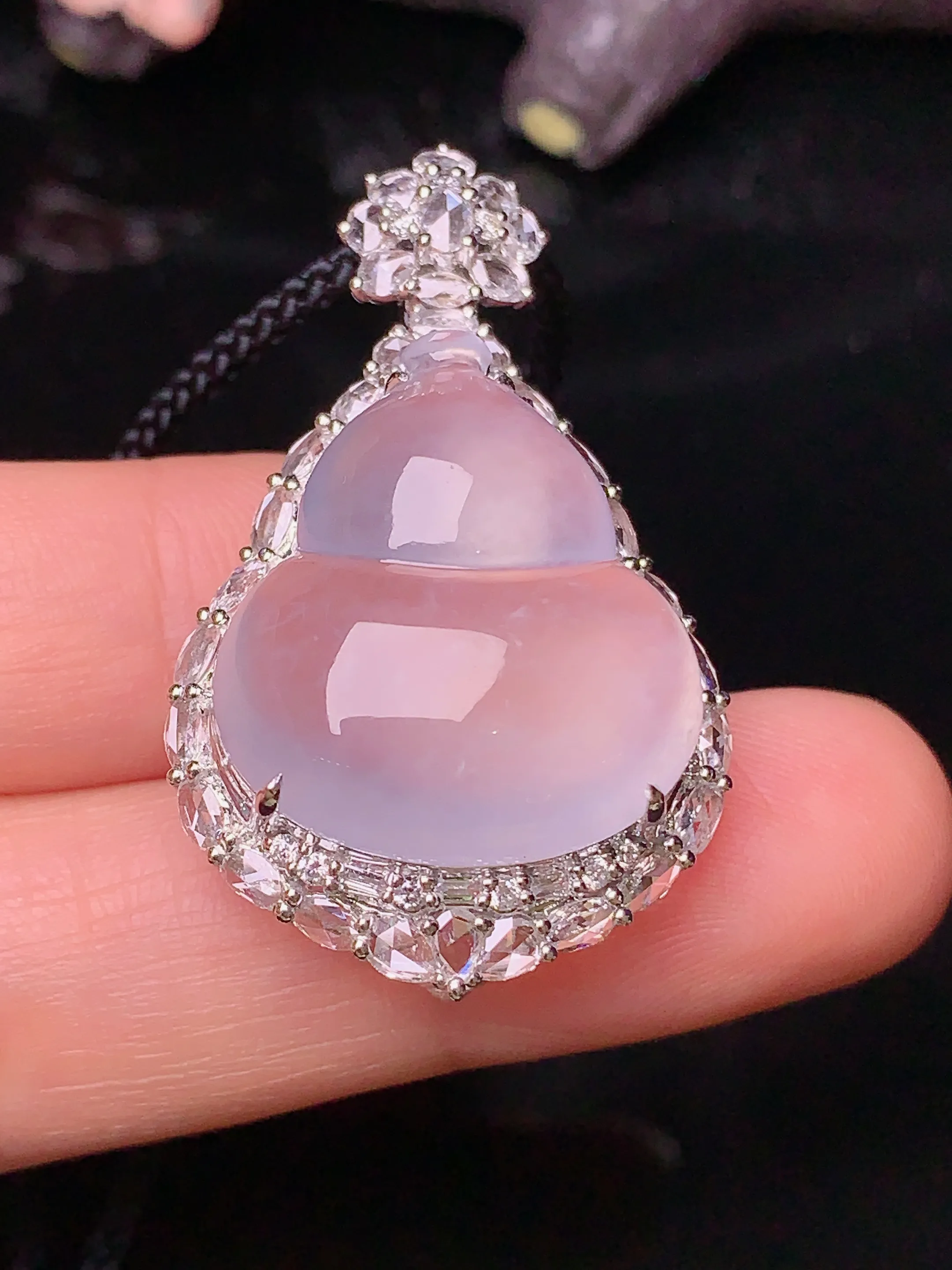 18k金钻镶嵌冰种葫芦吊坠 玉质细腻 色泽清新艳丽 整体尺寸38*22.7*12.8