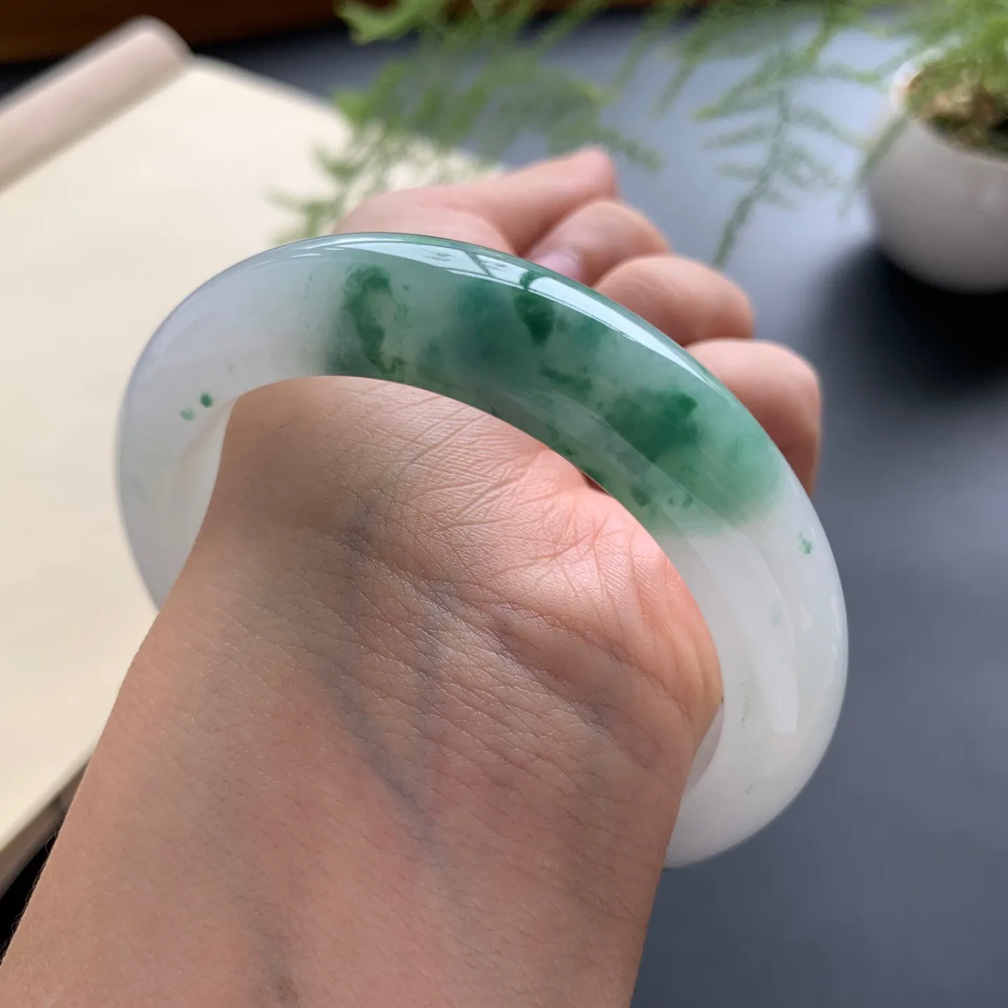 56圈口飘花正圈手镯 尺寸：56-13-9，无纹裂，花色浓郁，版型厚装