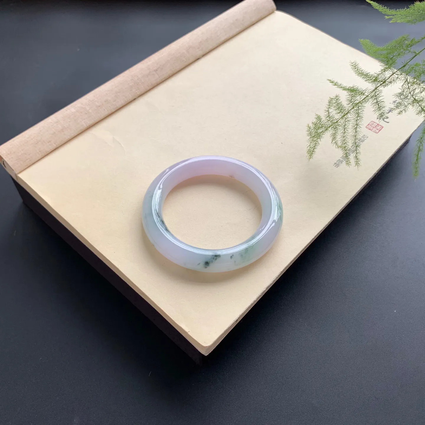 56圈口飘花圆条手镯 尺寸：56-11.3-11.8，无纹裂，细腻光滑，清爽干净