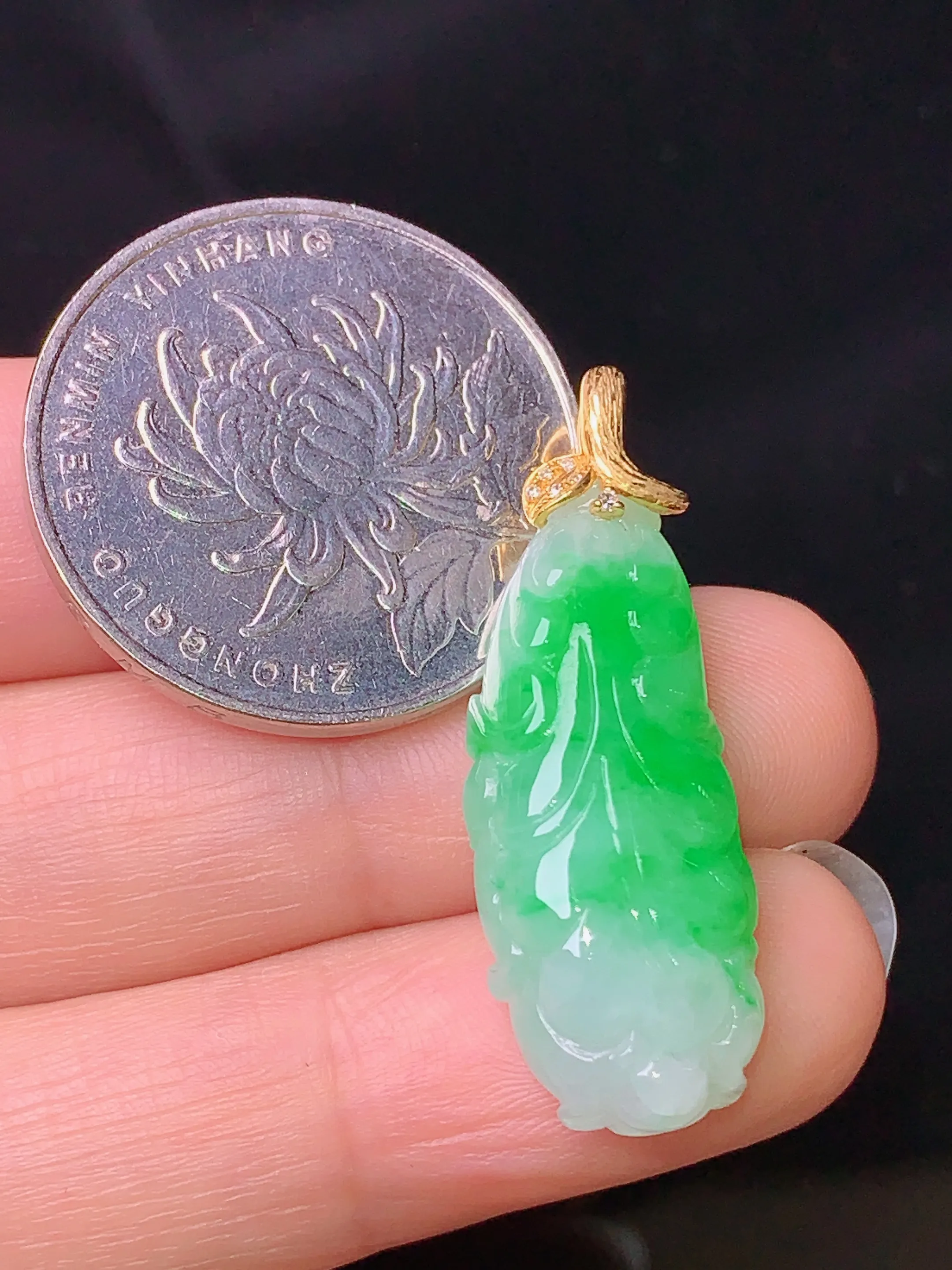 18k金钻镶嵌翠绿白菜吊坠 玉质细腻 色泽清新艳丽 整体尺寸33*11.5*7