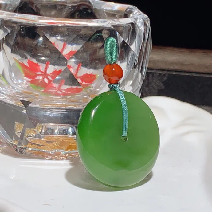 和田玉阳绿俄罗斯碧玉平安扣挂件。尺寸30/9玉质细腻油润。手推出油。佩戴高端典雅。lt251104