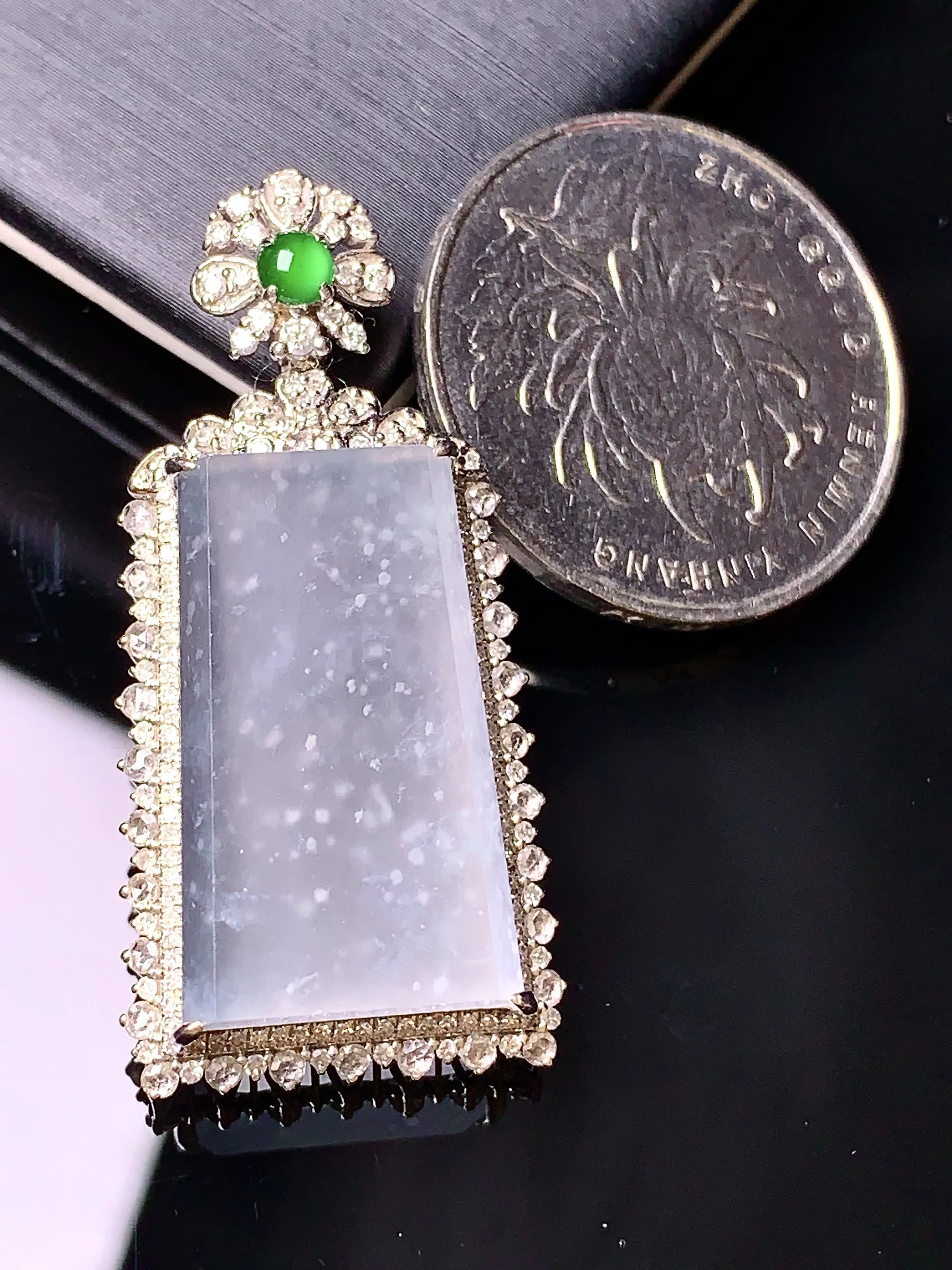 18k金钻镶嵌冰种木那料雪花棉无事牌吊坠 玉质细腻 色泽清新艳丽 整体尺寸39.7*18.6*9.8