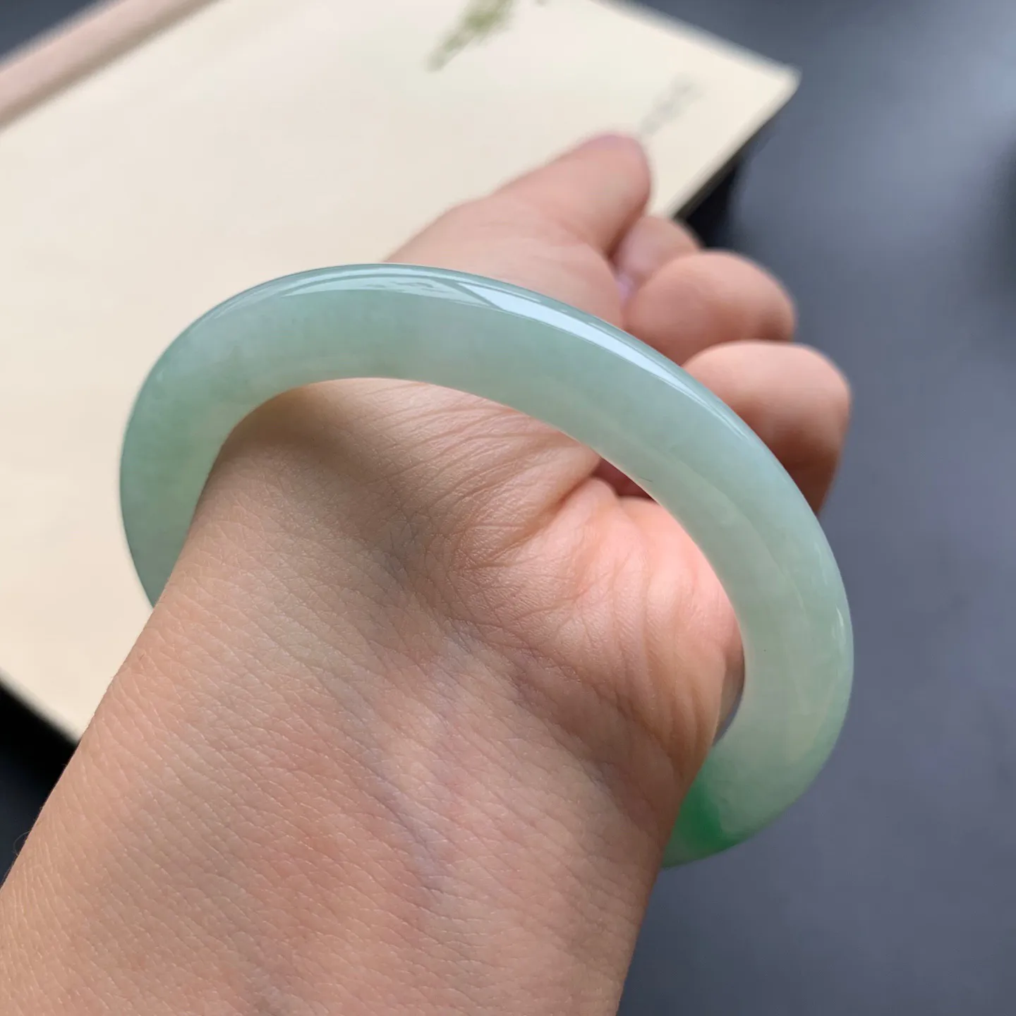 53圈口飘绿圆条手镯 尺寸：53-8.5，无纹裂，细腻光滑，色泽靓丽