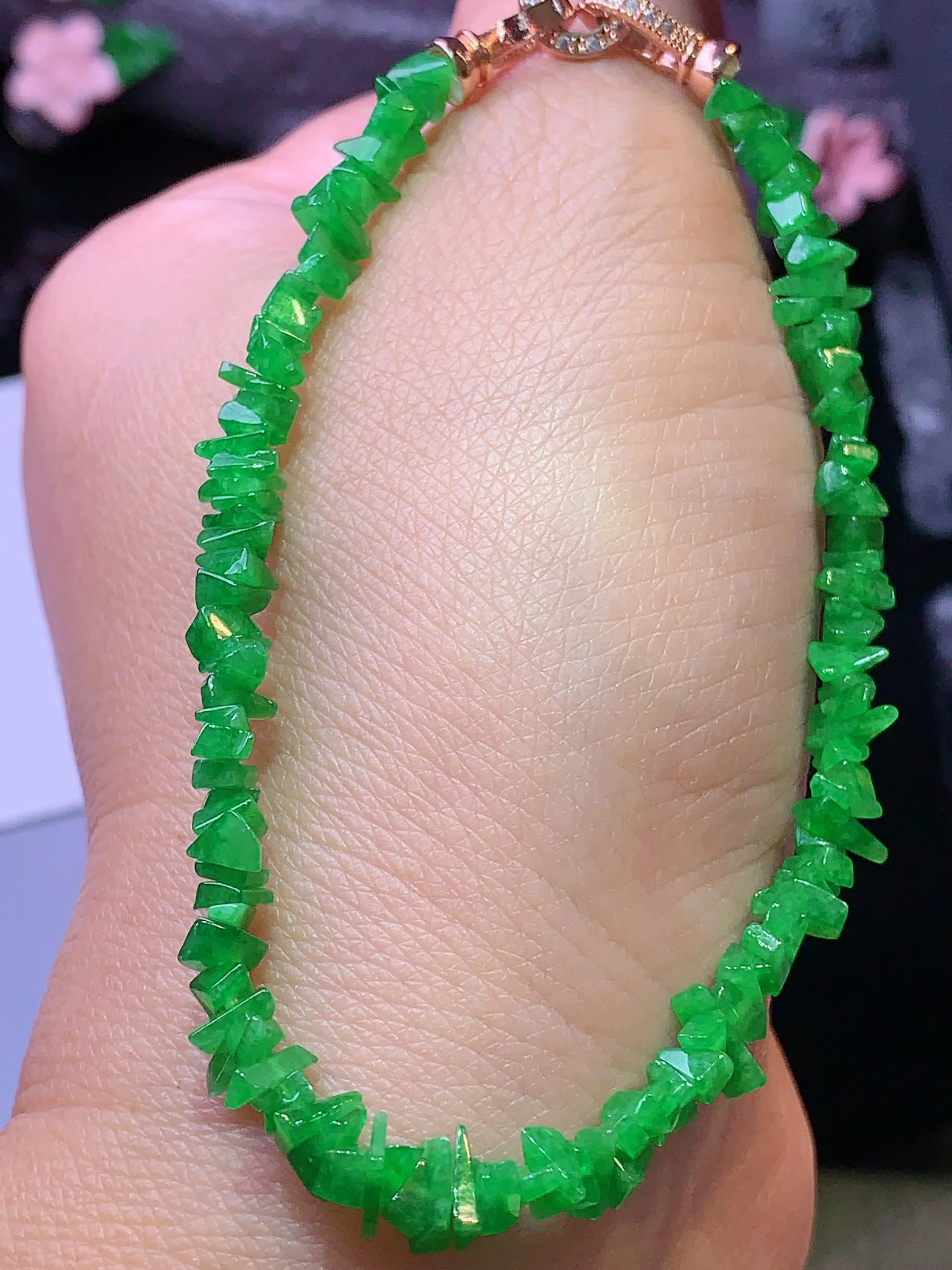 满绿随形手链 玉质细腻 色泽清新艳丽 整体尺寸7.5*3*2.5