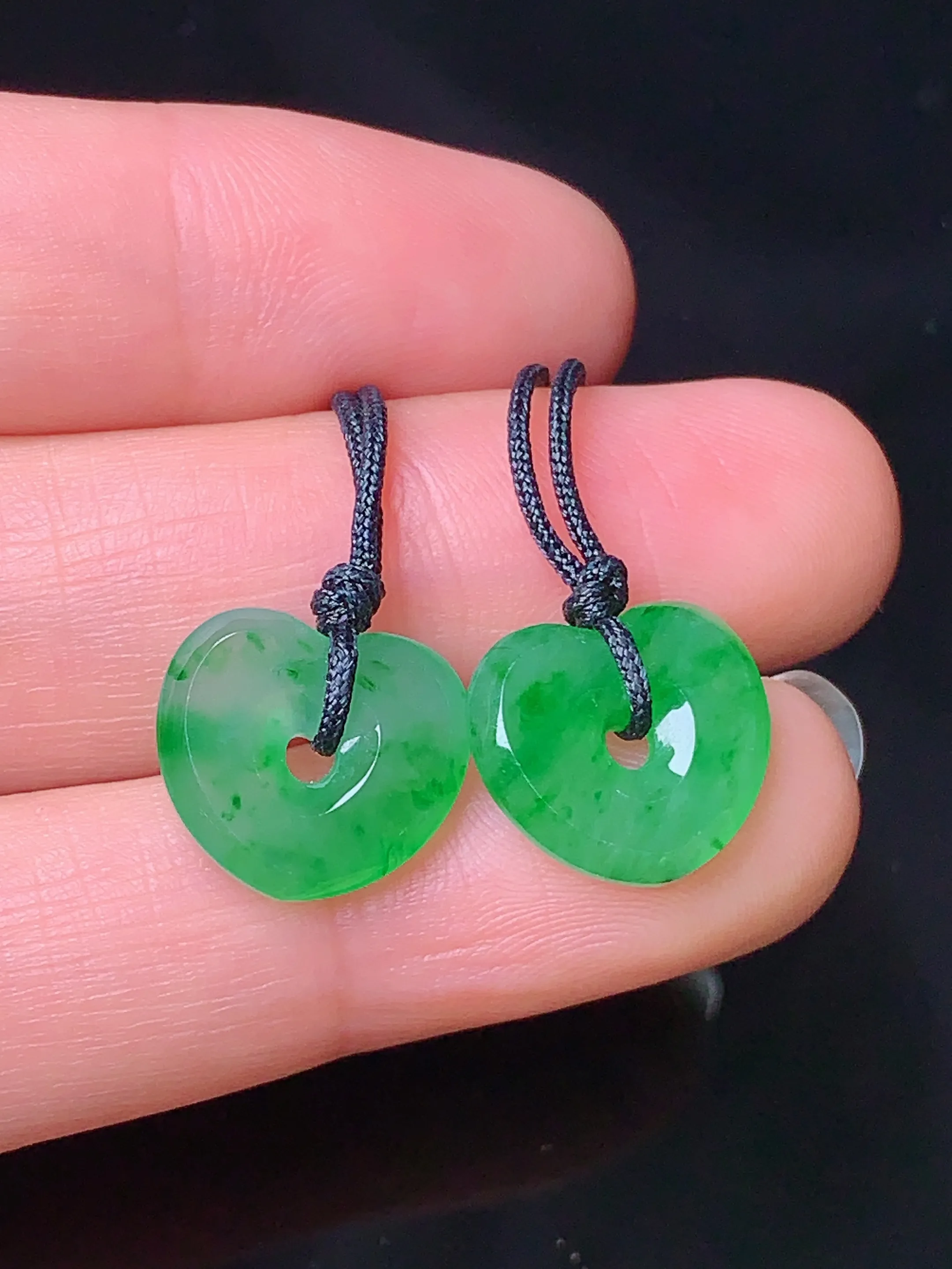 镶嵌款 翠绿心形吊坠 玉质细腻 色泽清新艳丽 整体尺寸11.6*12.8*3