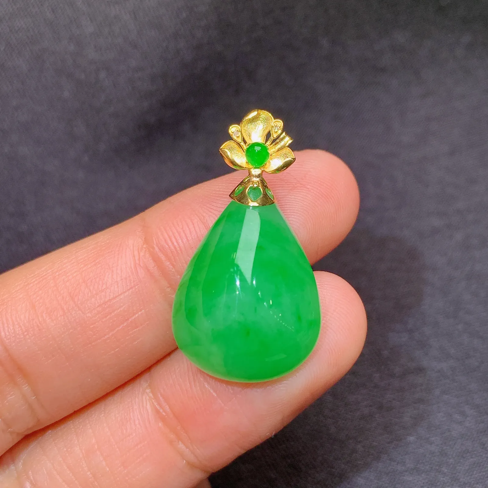 阳绿水滴吊坠，18k金镶嵌，色泽鲜阳，冰润细腻，种水足， 尺寸27.2*14.9*8
