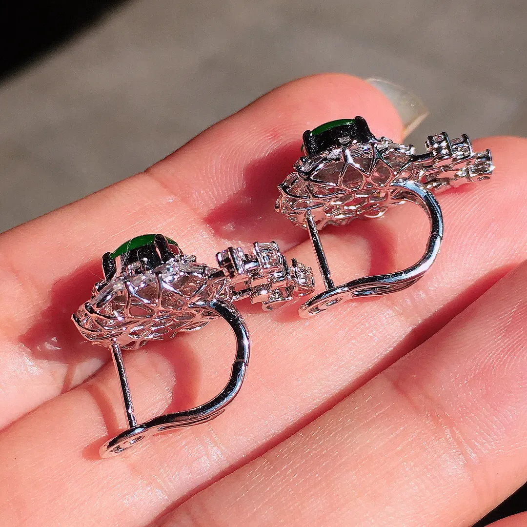 阳绿蛋面耳钉，色泽均匀艳丽，玉质细腻，荧光感超
强，饱满圆润，尽显优雅气质，18k
金豪华镶嵌